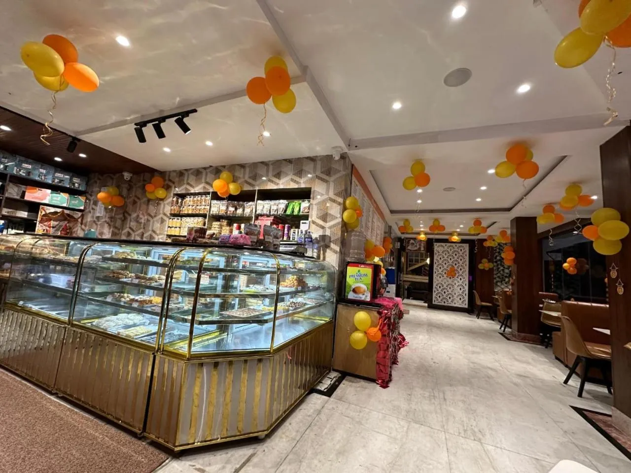 Restaurant/places to eat in Hotel Gajraj