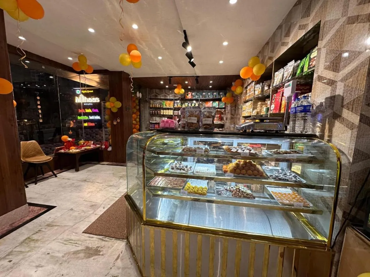 Restaurant/places to eat in Hotel Gajraj