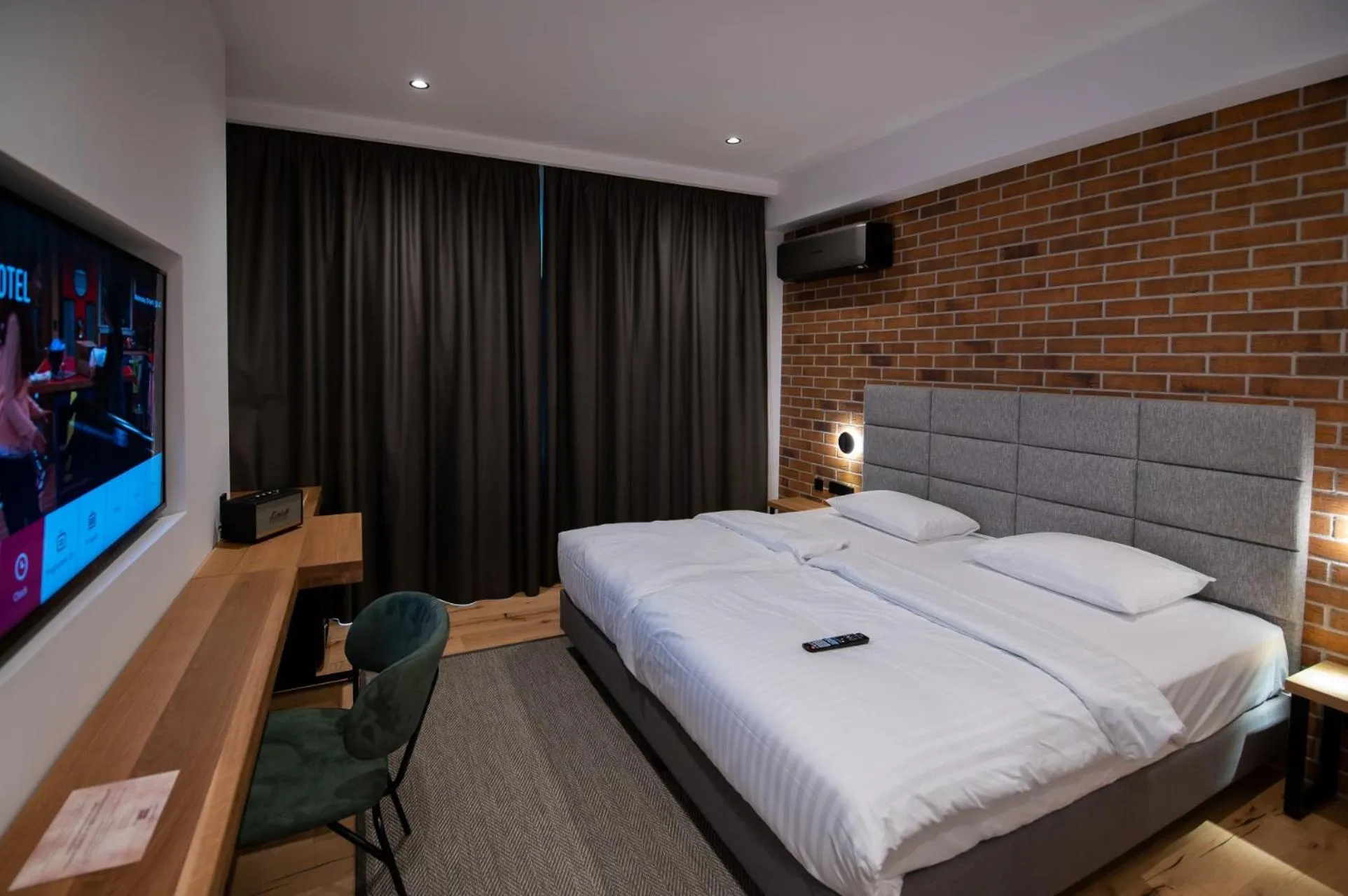 Shower, Bed in Caro Hotel