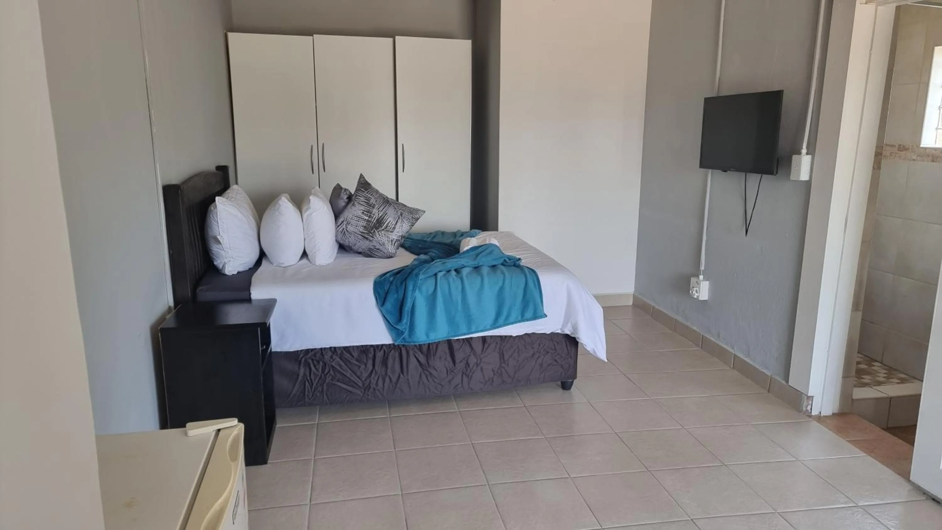 Bed in Stay at Home Airport Lodge