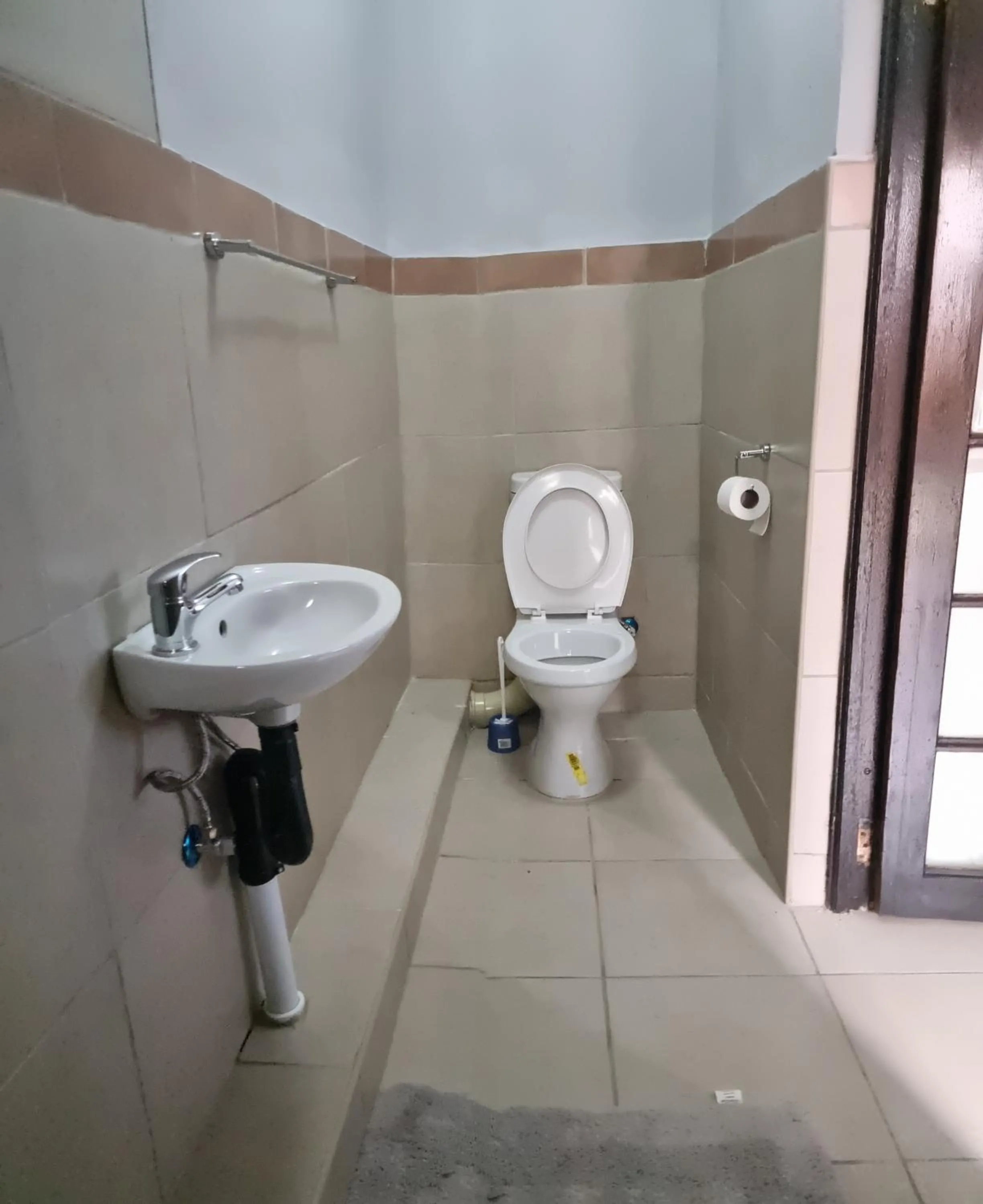 Stay at Home Airport Lodge