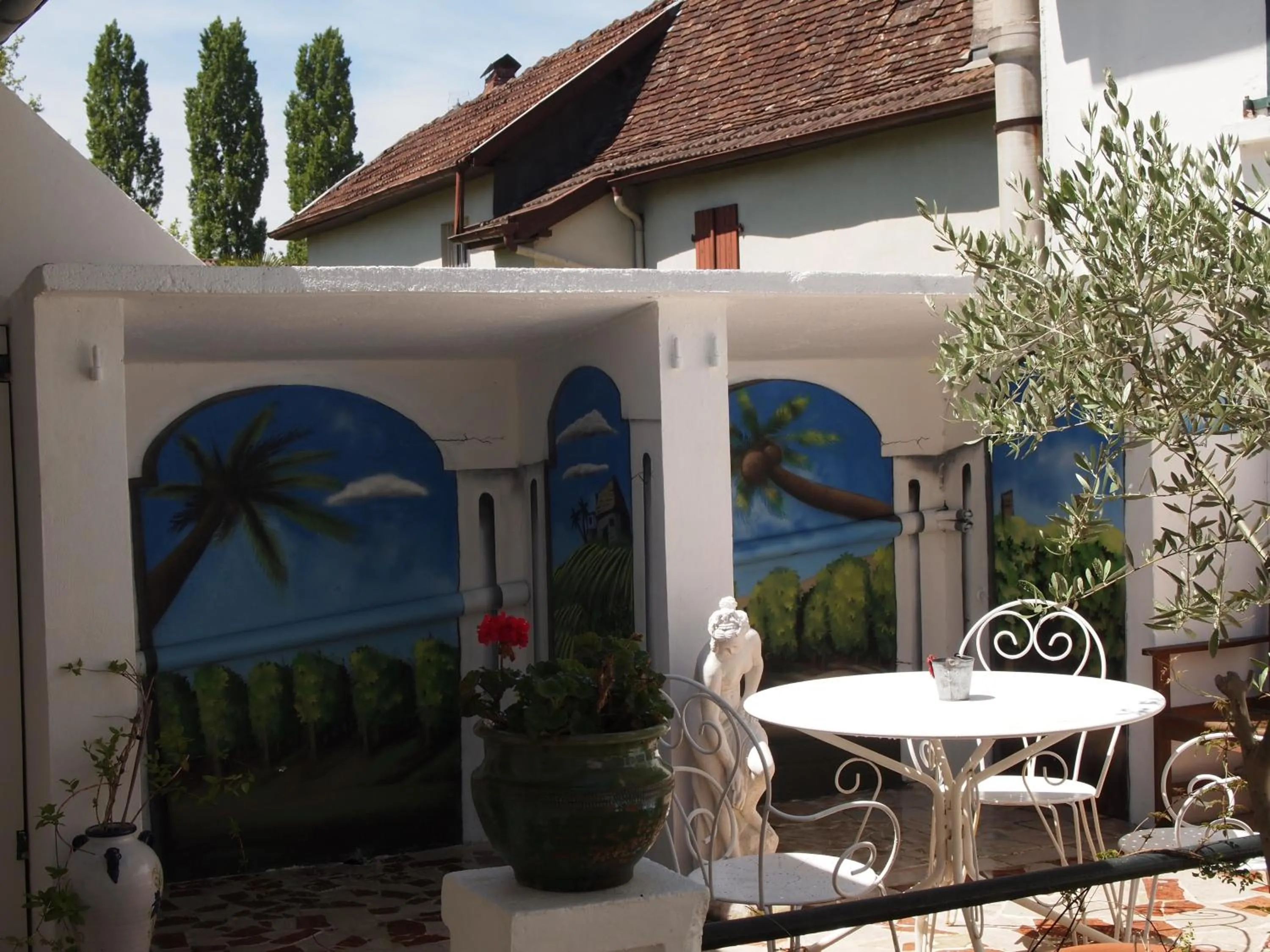 Patio in Hotel Au Petit Béarn