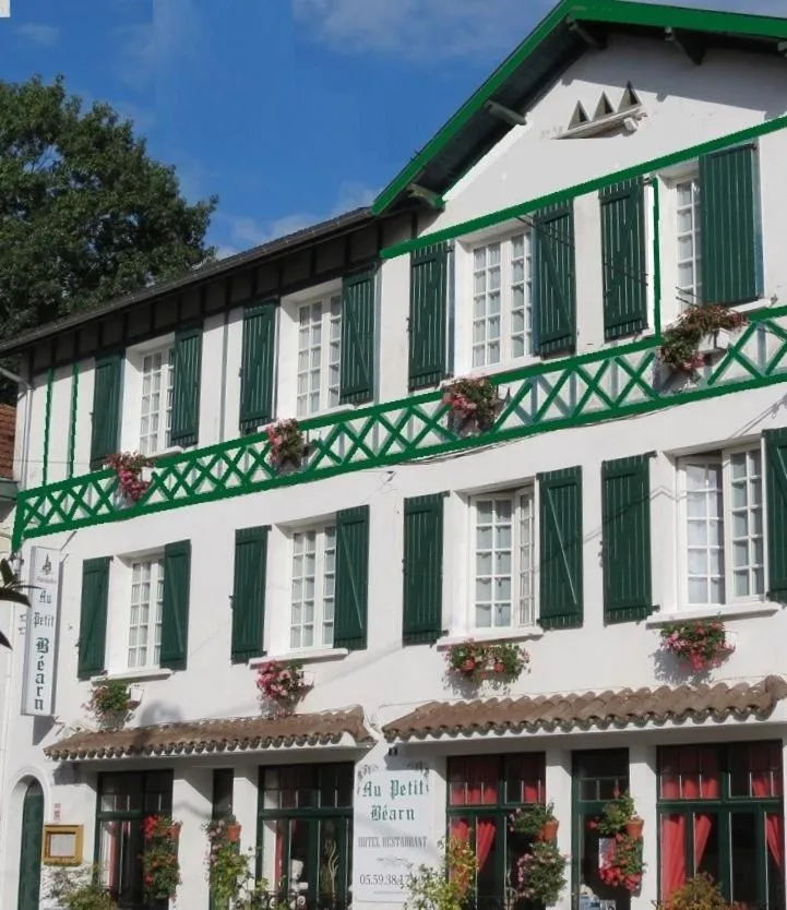 Property building in Hotel Au Petit Béarn