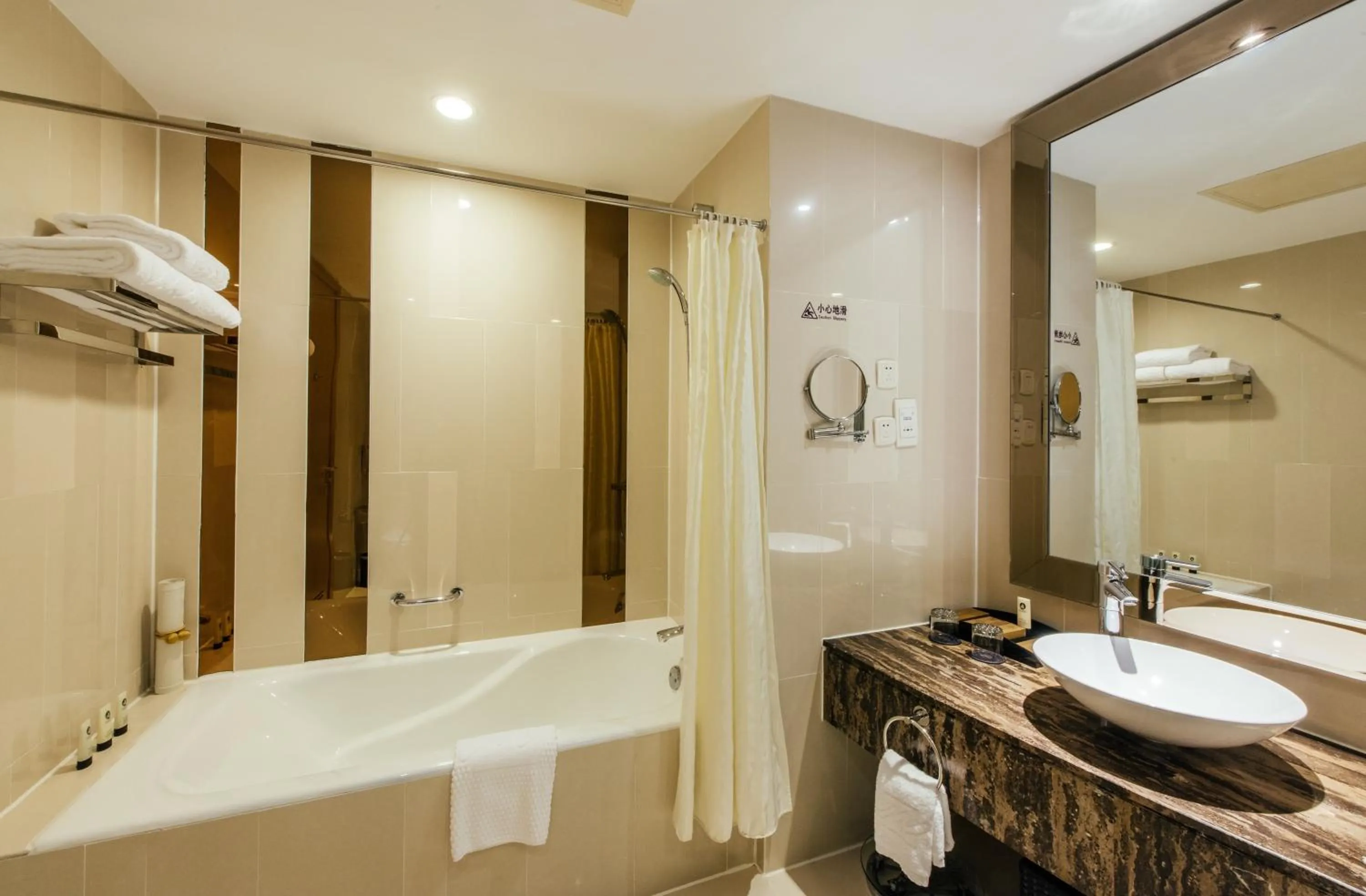 Bathroom in Grand Metropark Hotel Suzhou