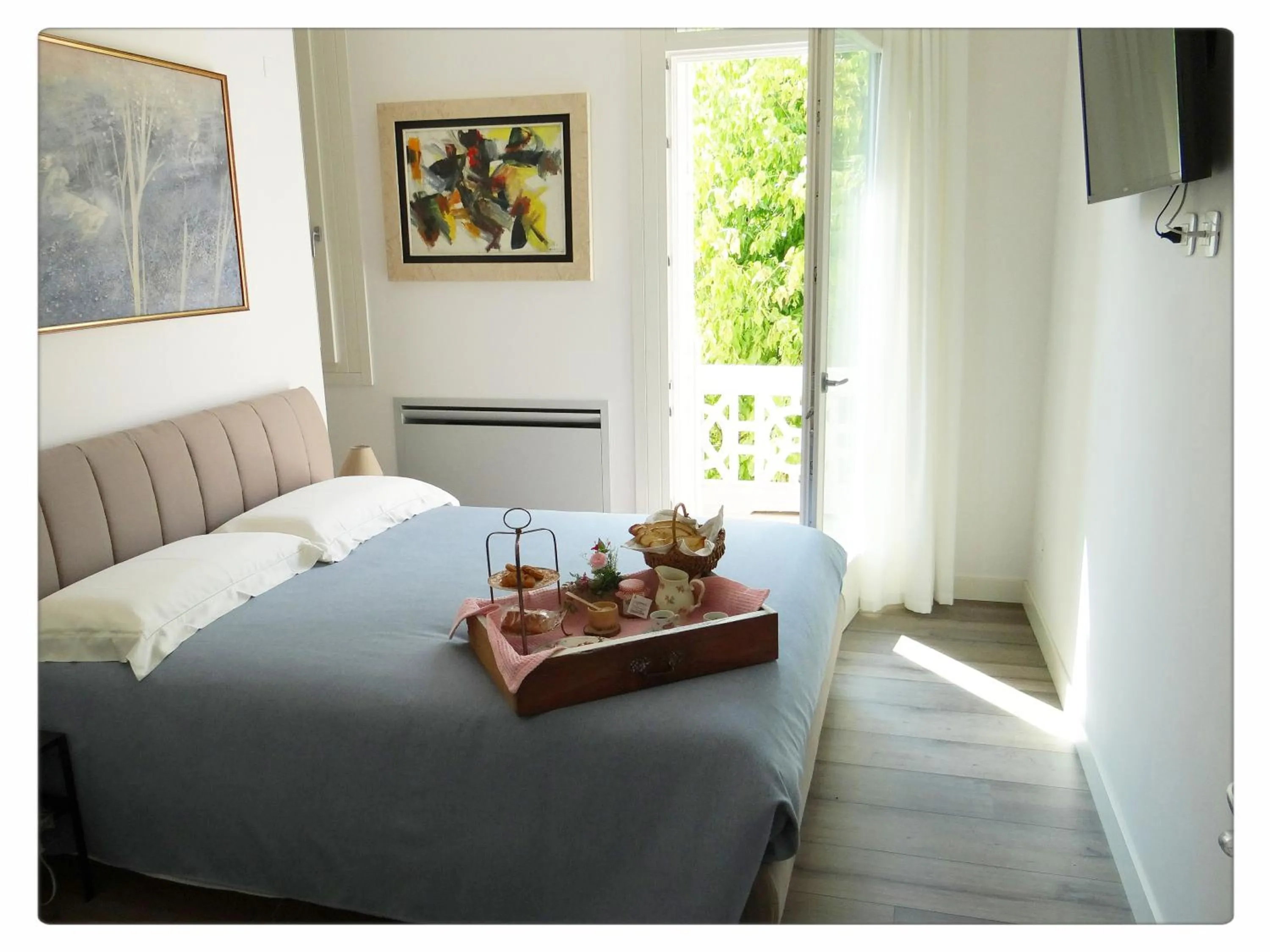 Photo of the whole room, Bed in FRich B&B