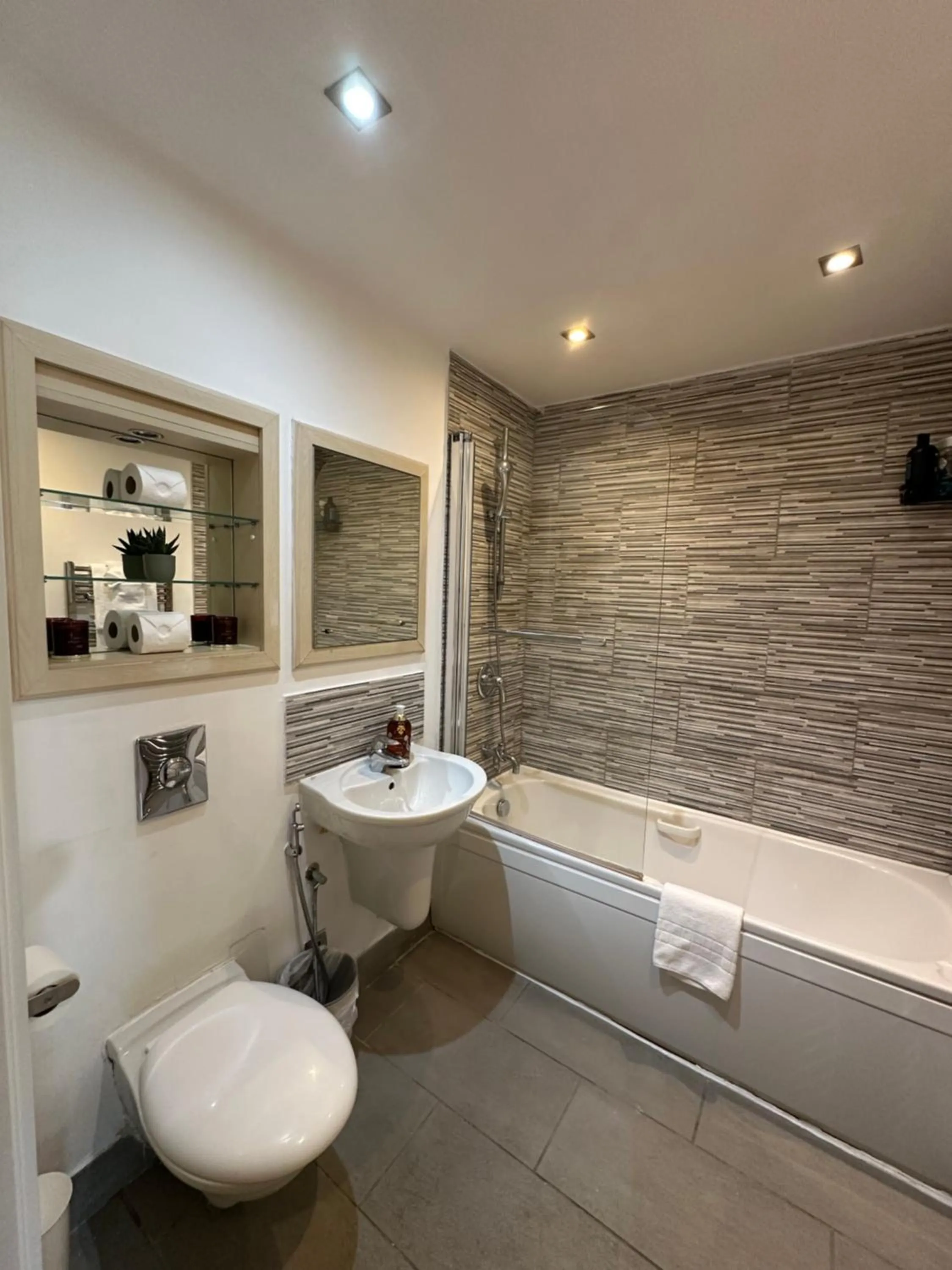 Toilet in Canary Wharf - Luxury Apartments