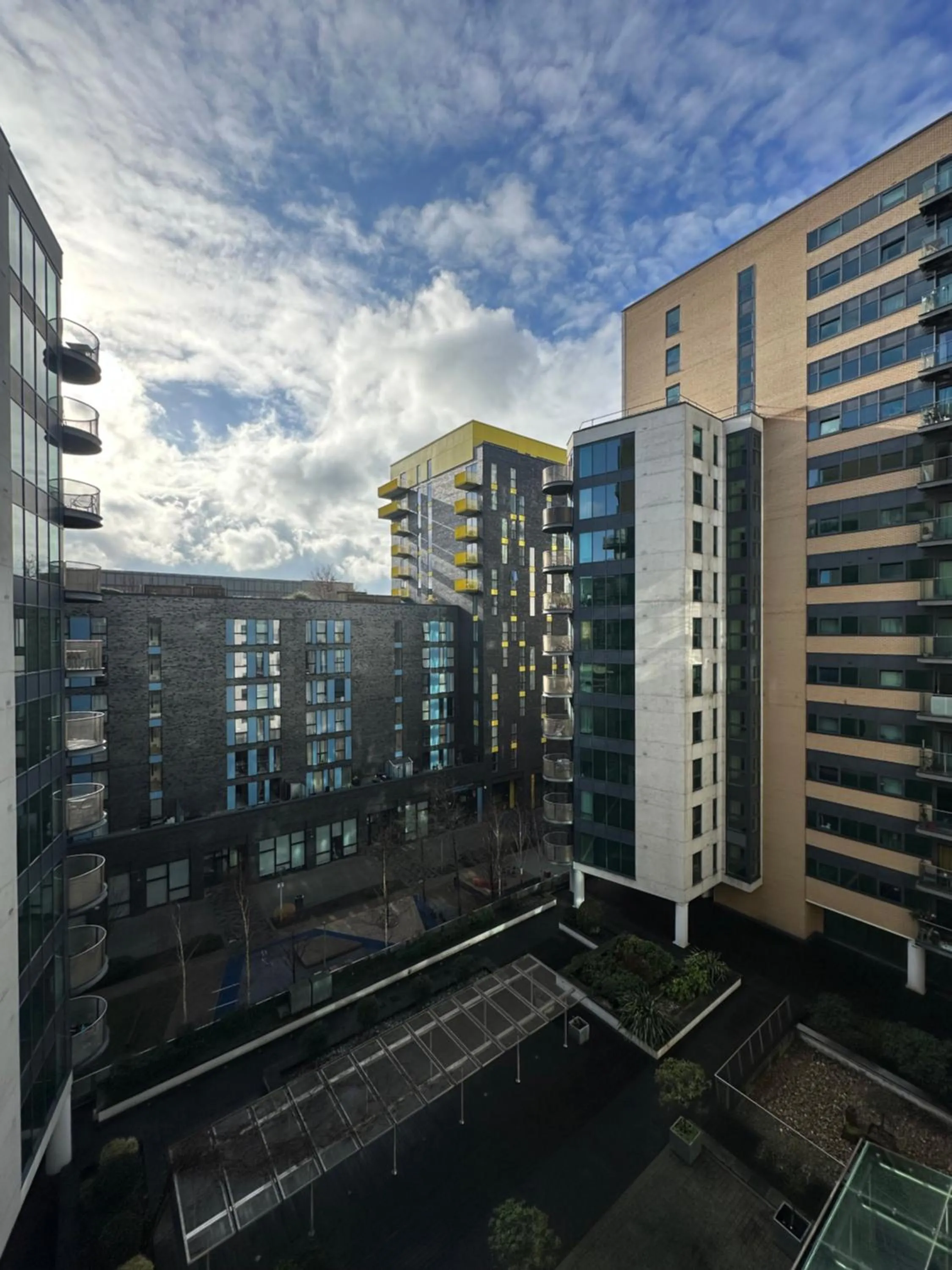 Day in Canary Wharf - Luxury Apartments