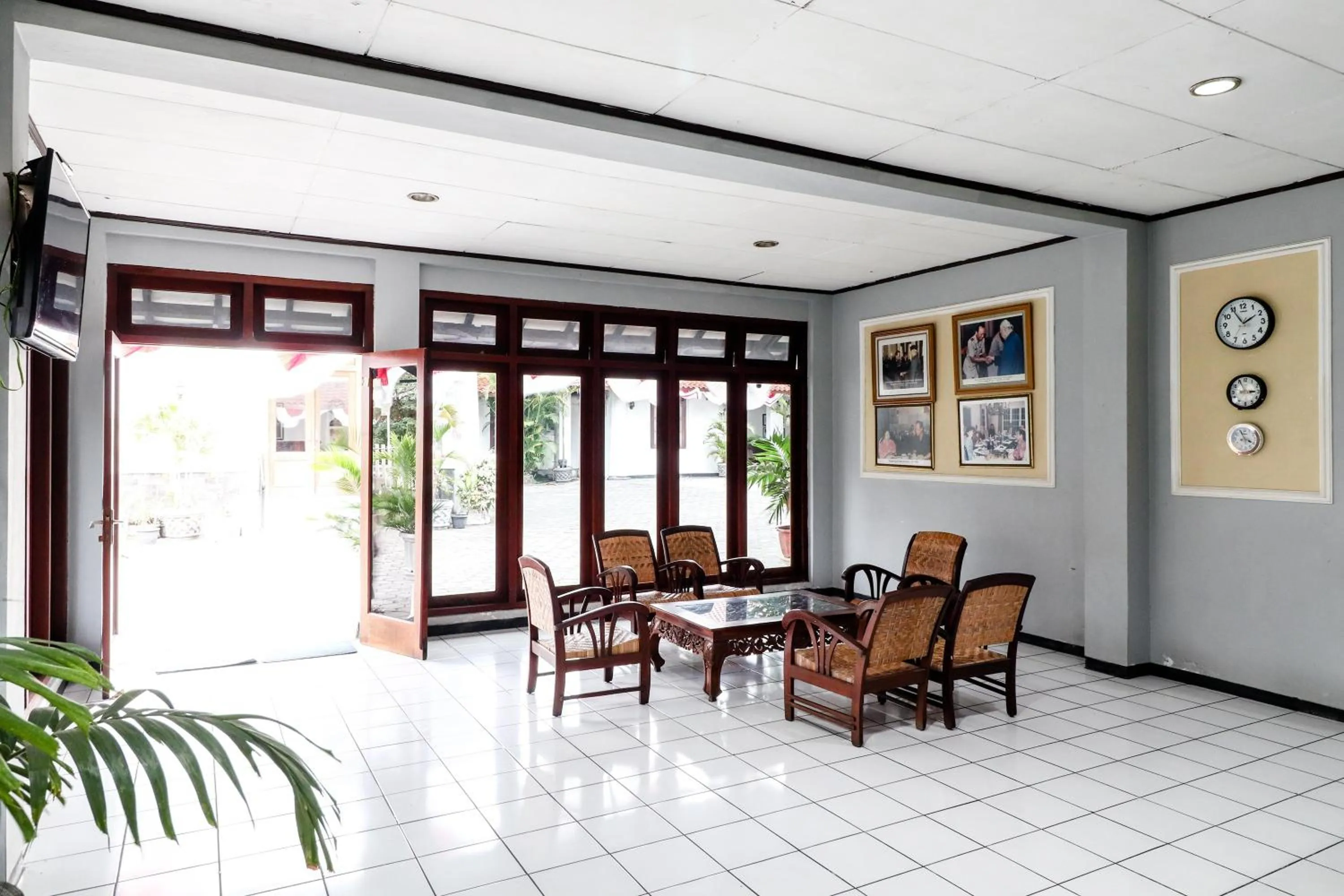 Seating area in Hotel Limaran 1