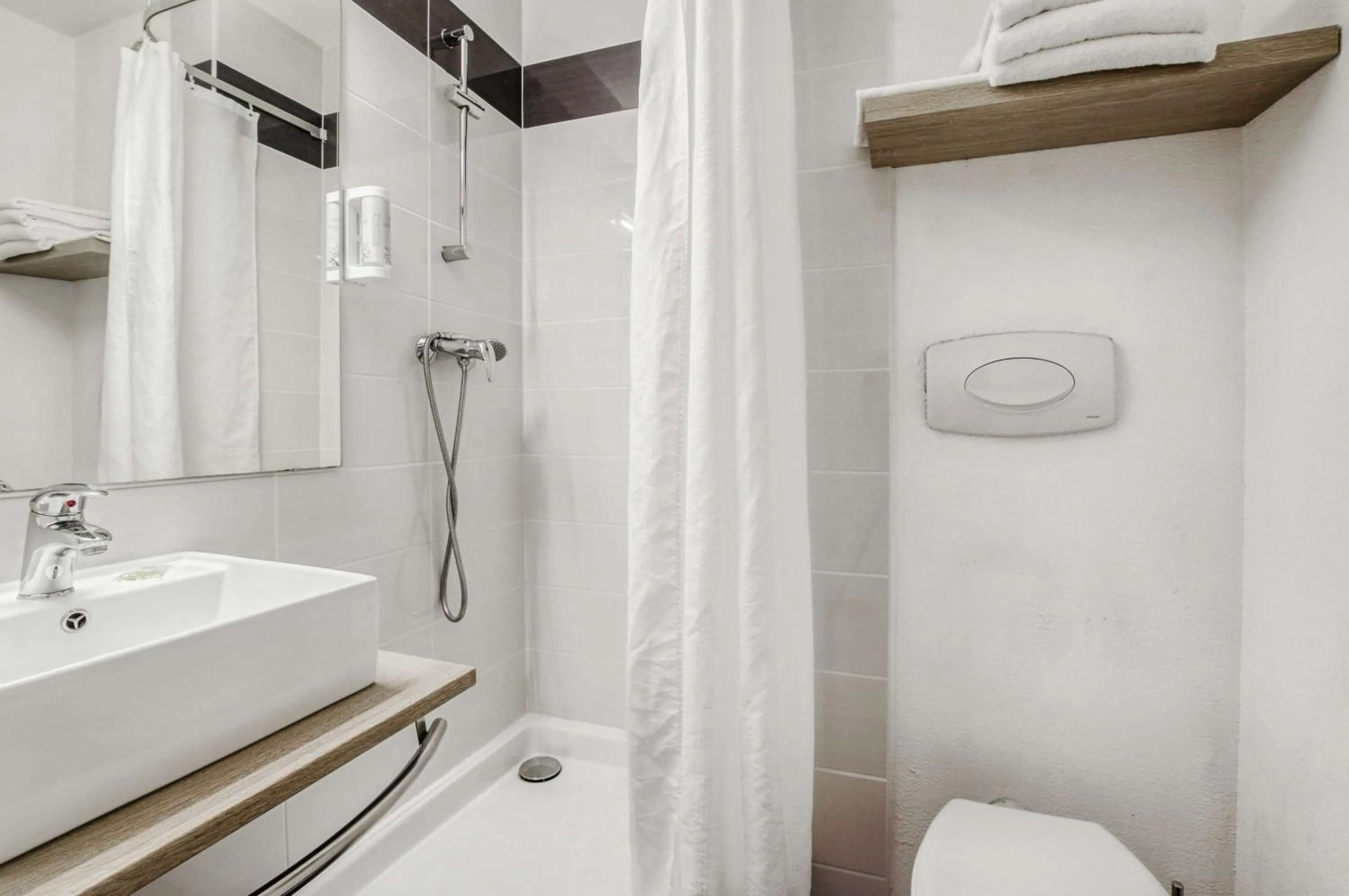 Bathroom in Brit Hotel Clermont-lʼHérault