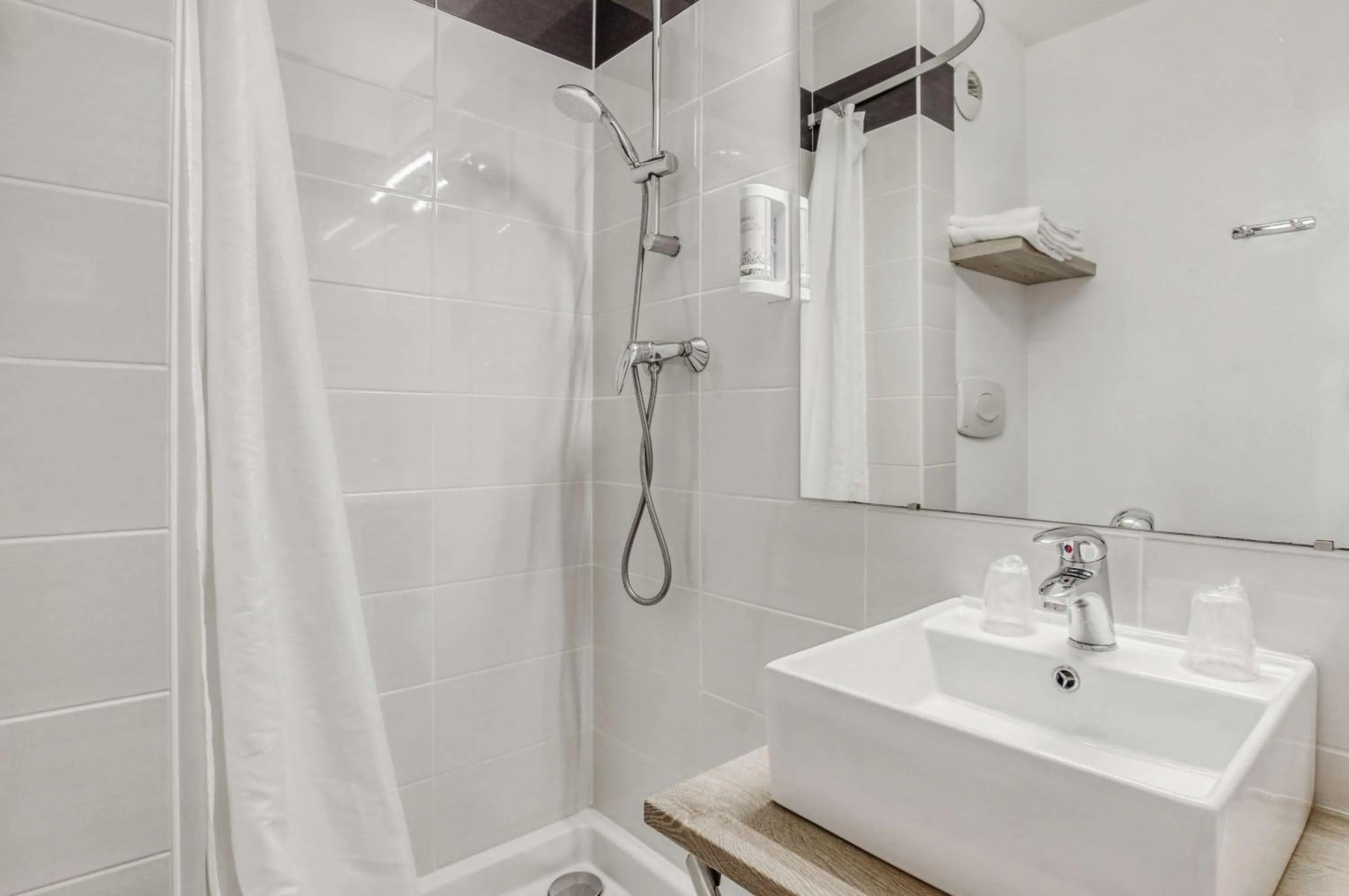 Bathroom in Brit Hotel Clermont-lʼHérault