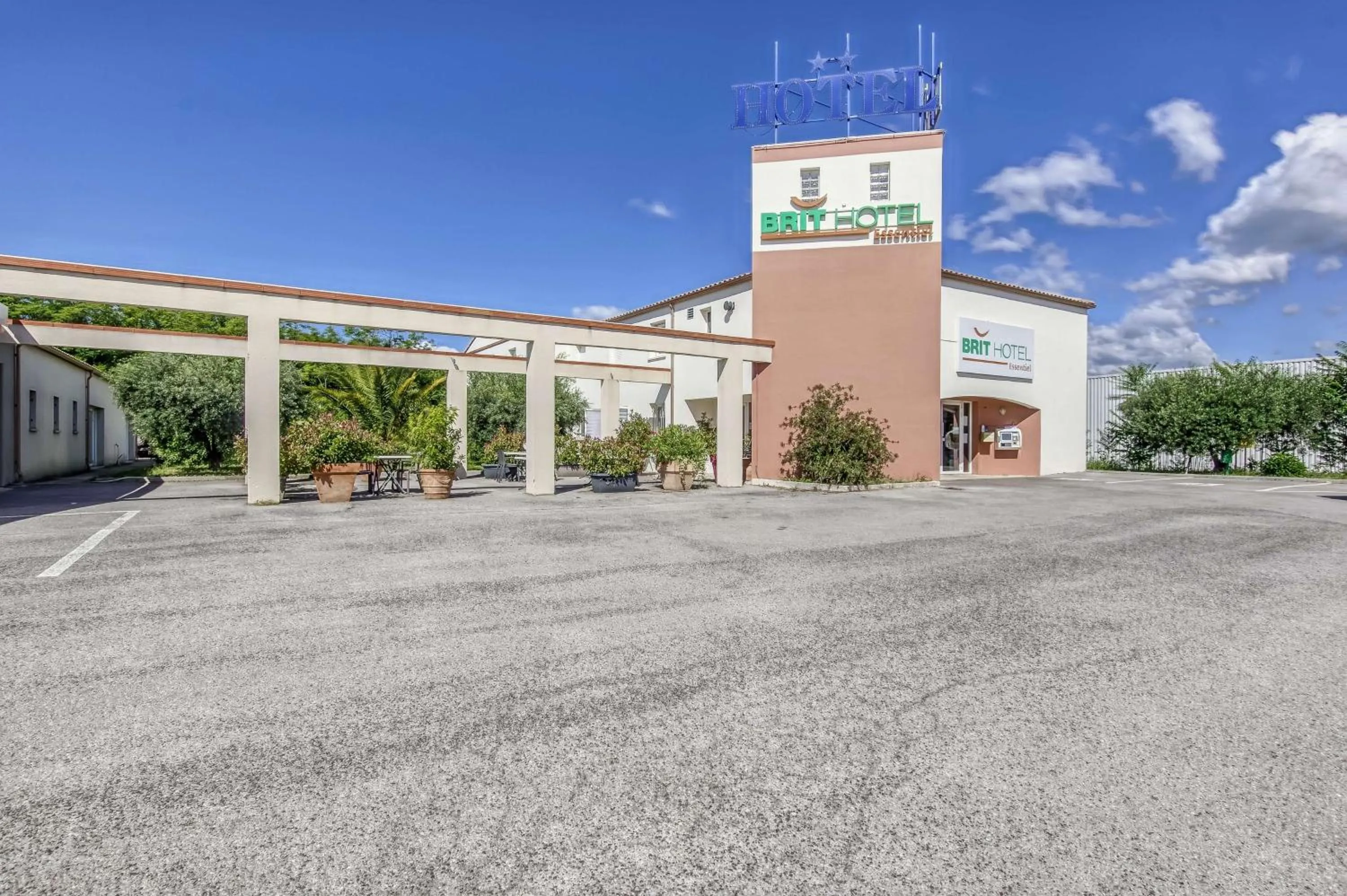 Property building in Brit Hotel Clermont-lʼHérault
