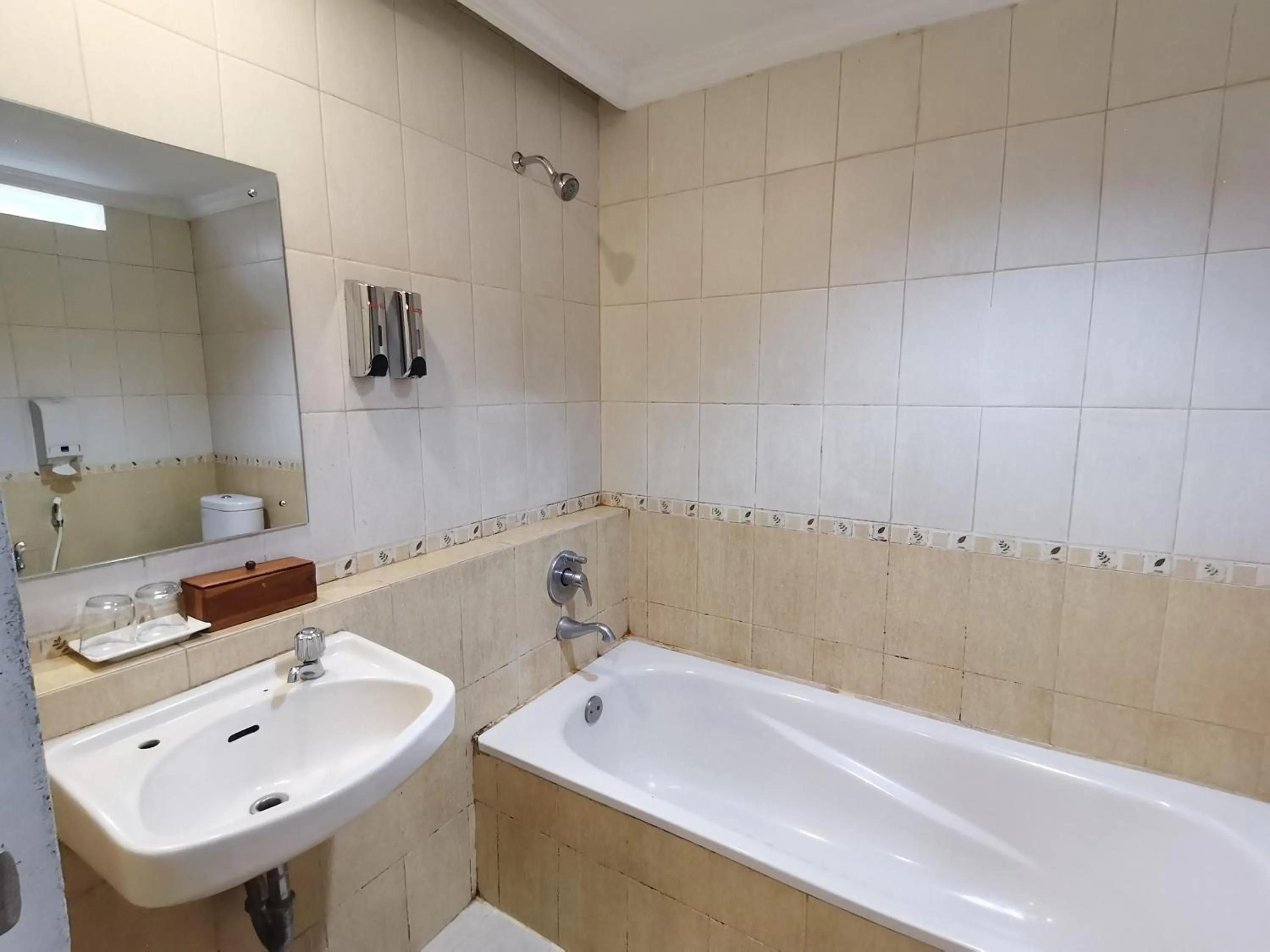 Photo of the whole room in Hotel Catur Putra