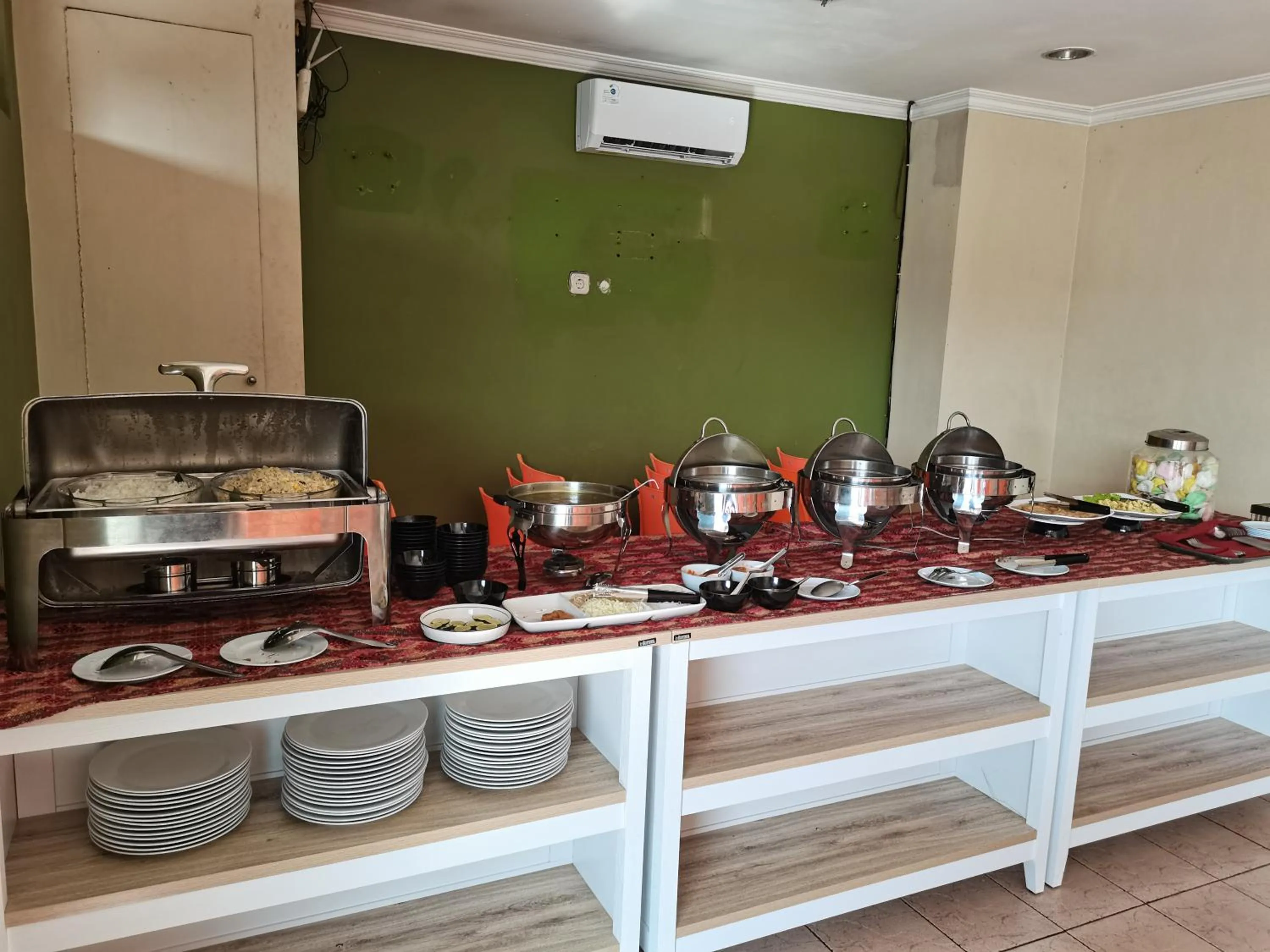 Restaurant/places to eat in Hotel Catur Putra