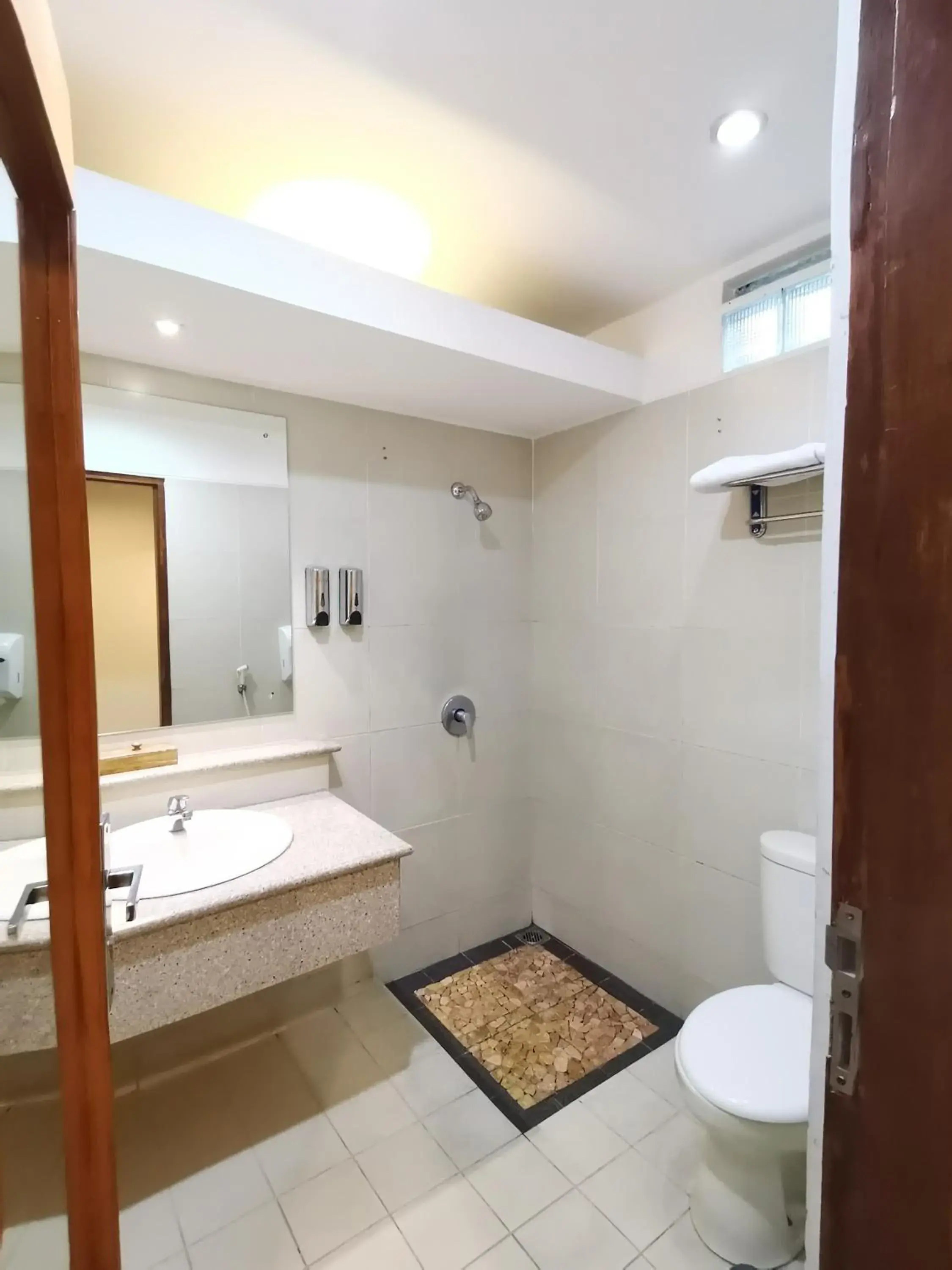 Shower, Bathroom in Hotel Catur