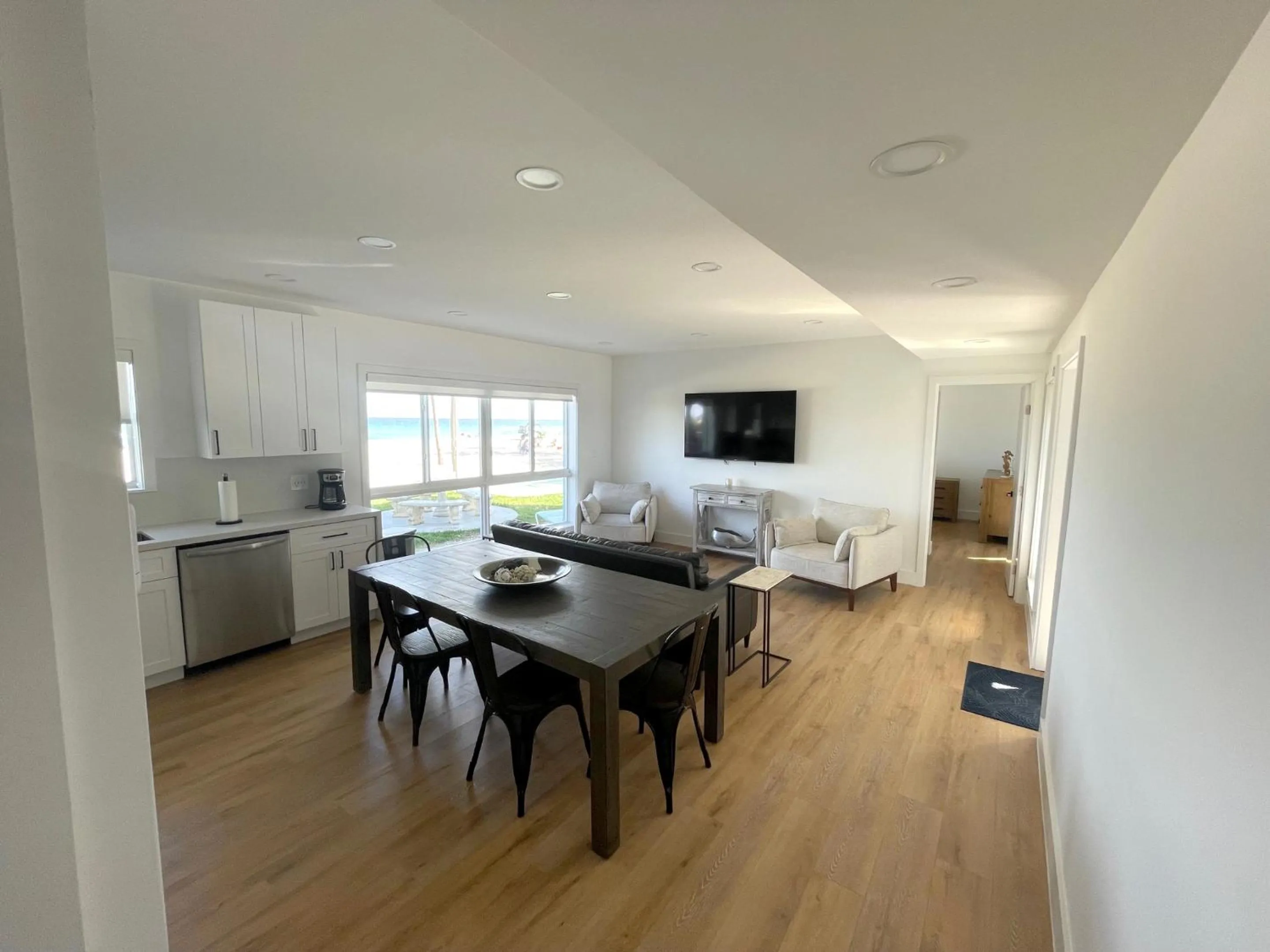 Living room, Bed in Shore View Hotel