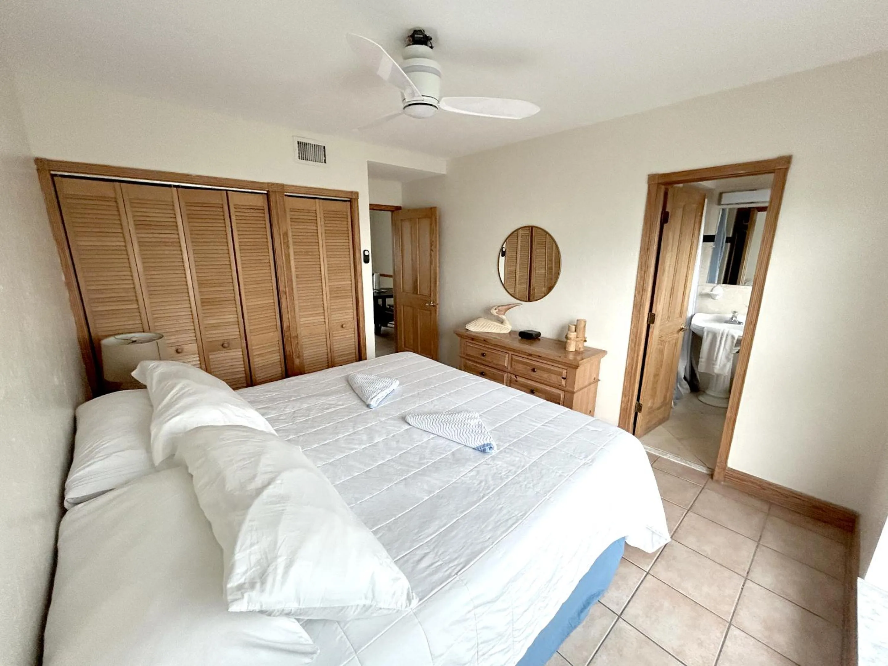 Bedroom, Bed in Shore View Hotel