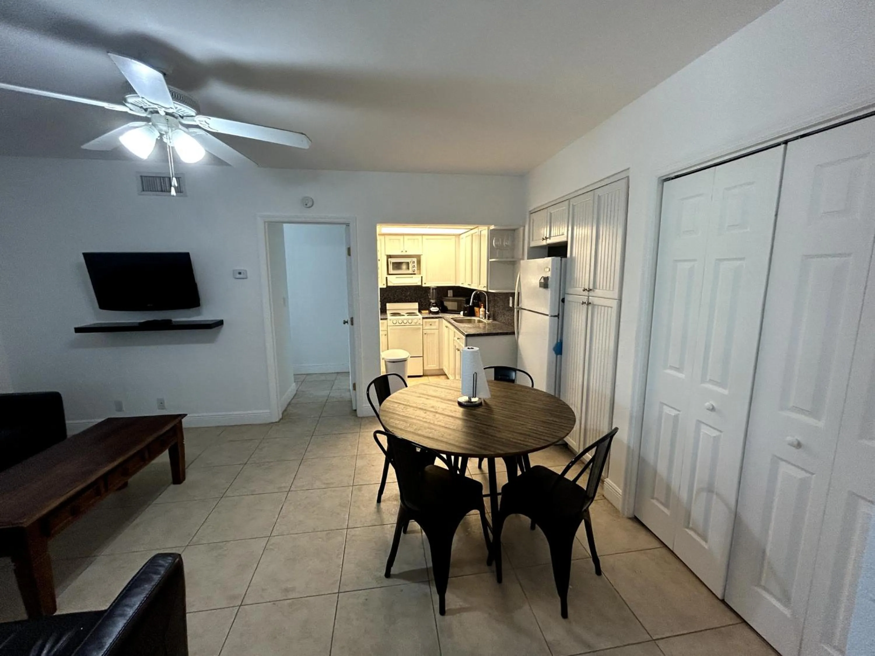 Dining area in Shore View Hotel
