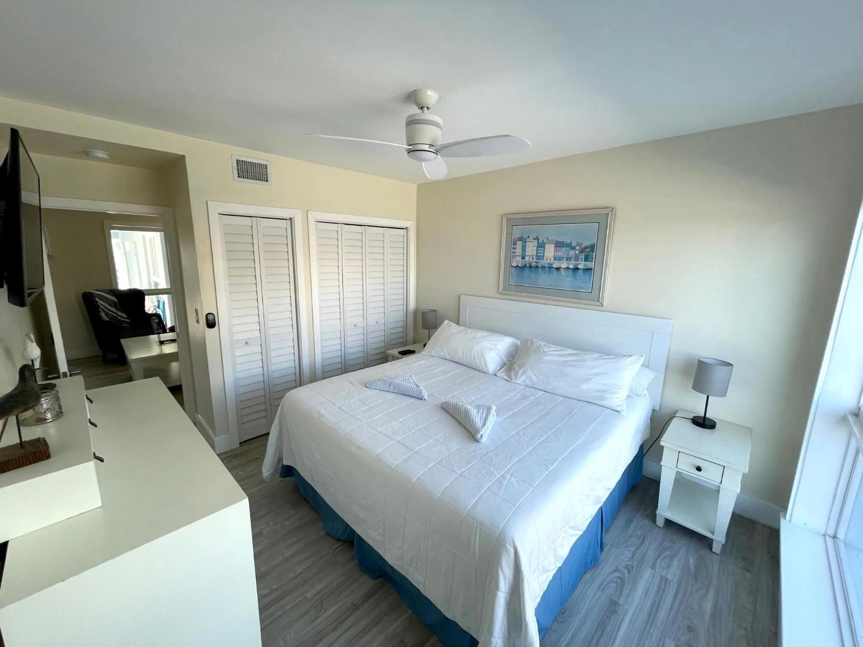 Bedroom, Bed in Shore View Hotel