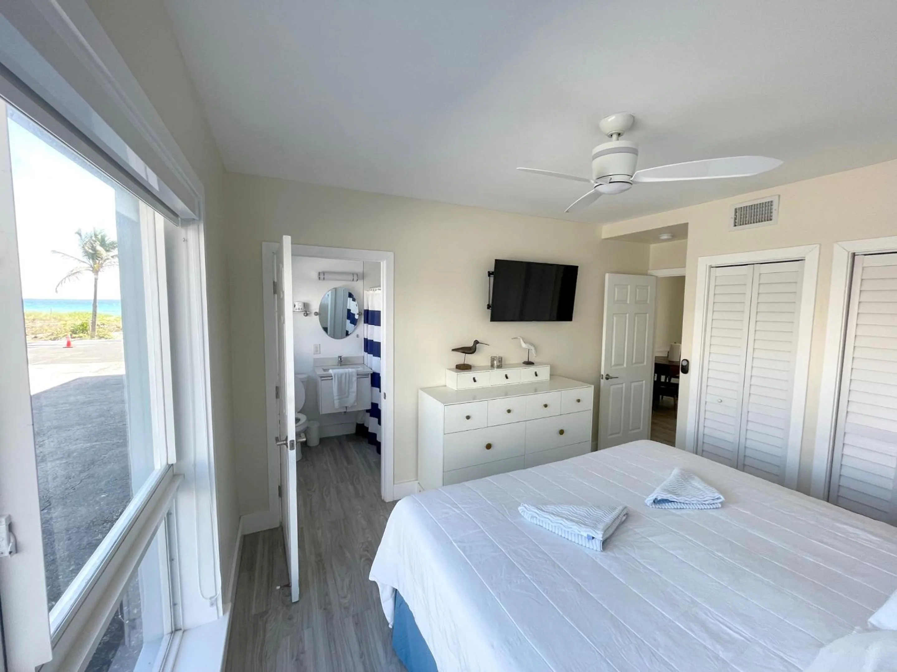 Bedroom, Bed in Shore View Hotel