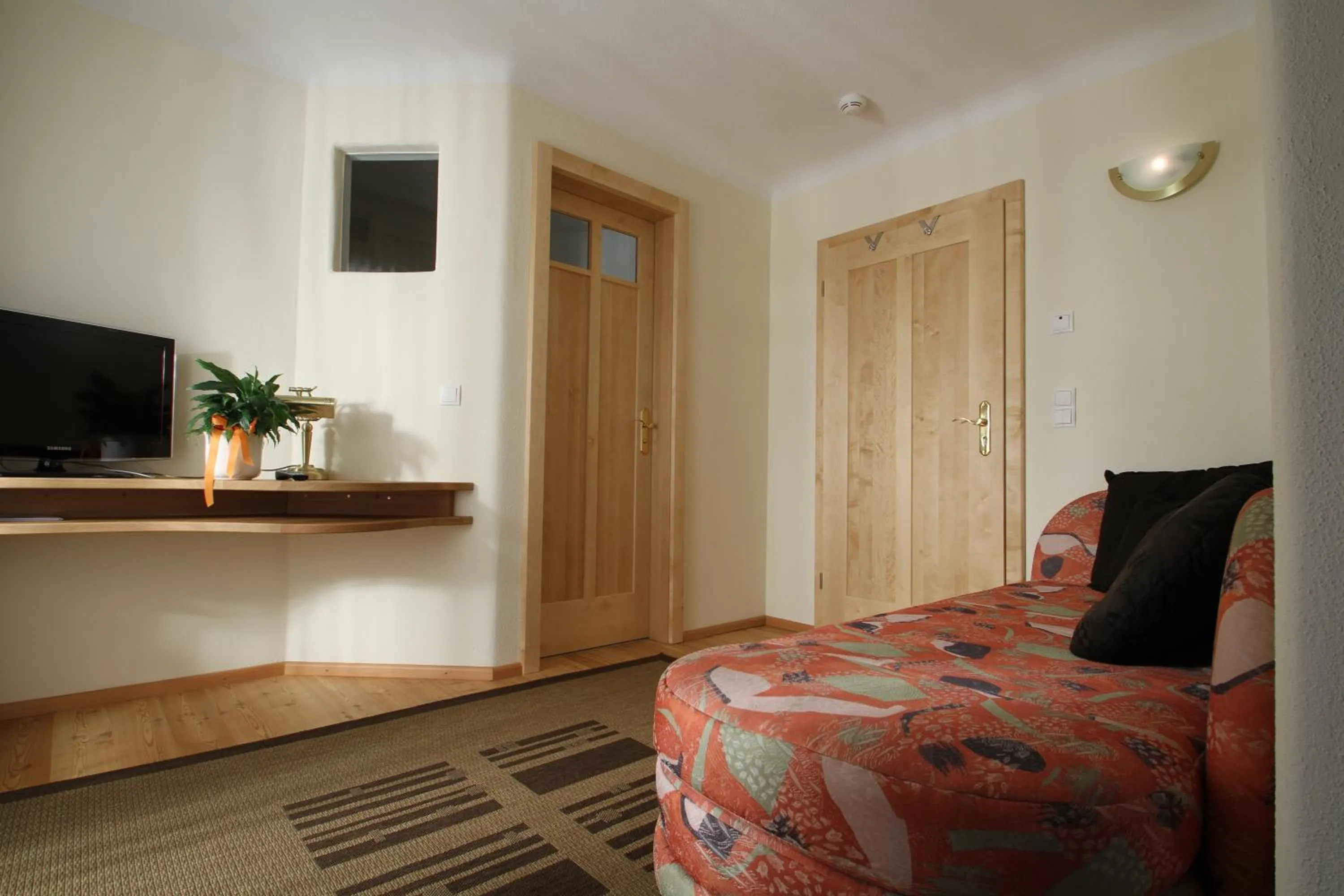 Living room, Bed in Hotel Kraftquelle Schlossblick