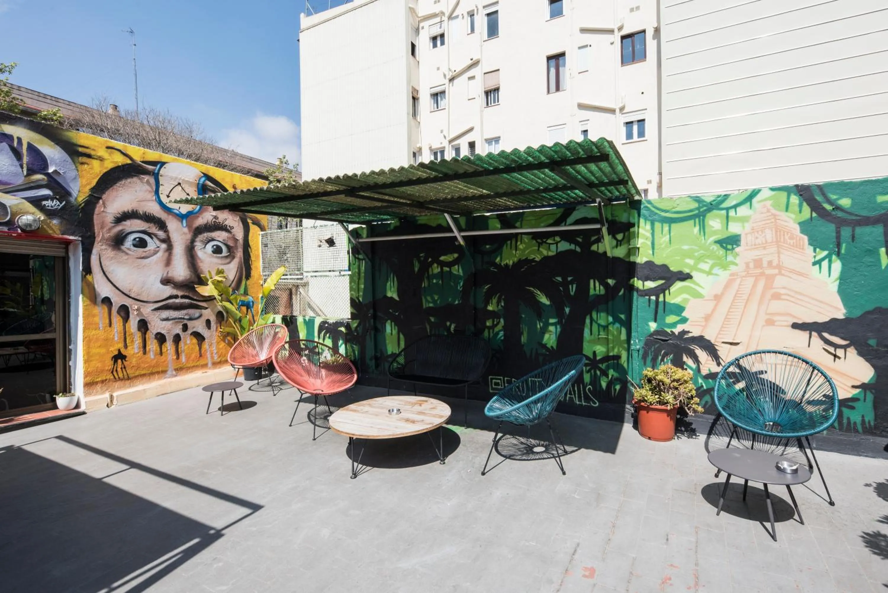 Patio in No Limit Hostel Graffiti