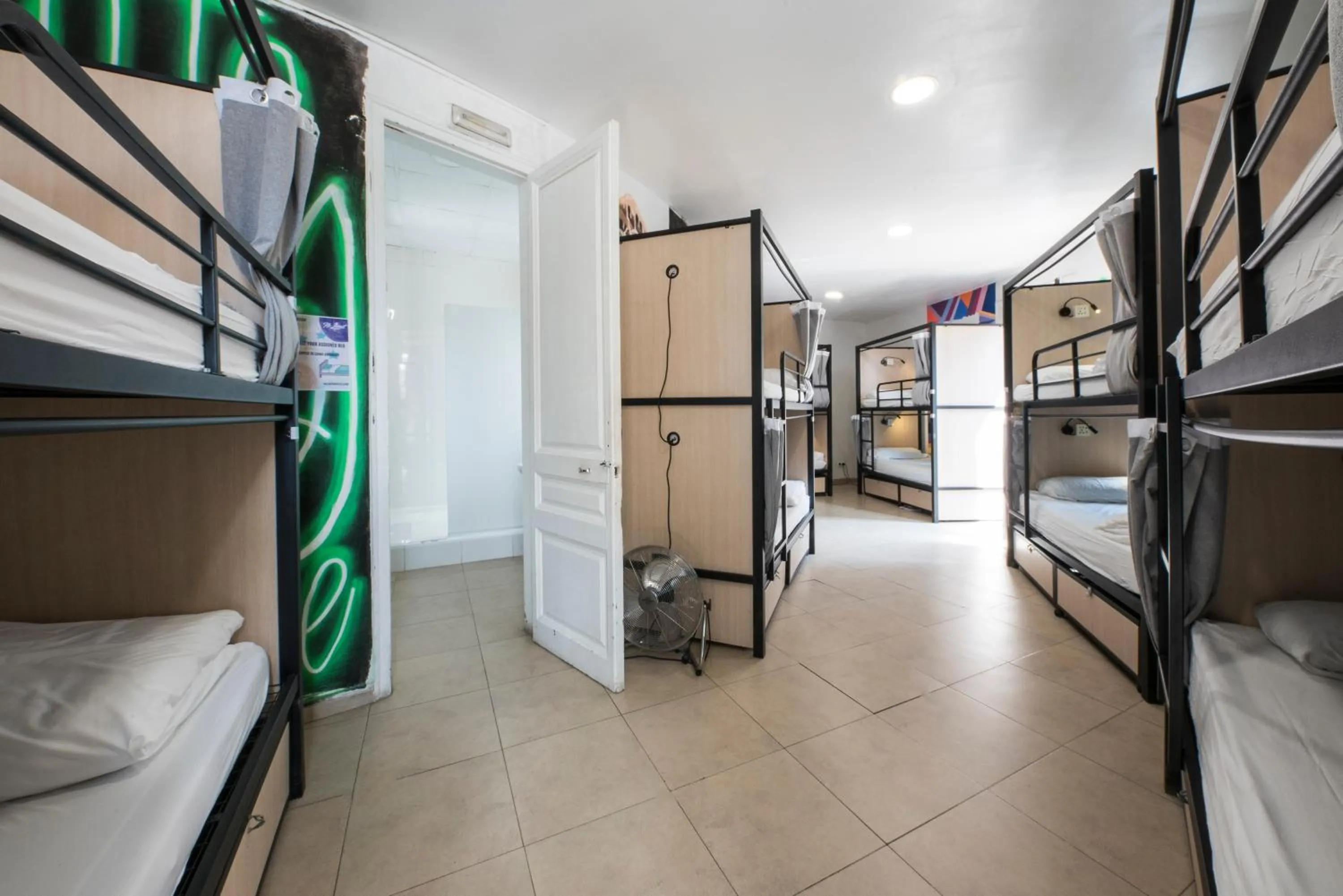 Photo of the whole room, Bed in No Limit Hostel Graffiti