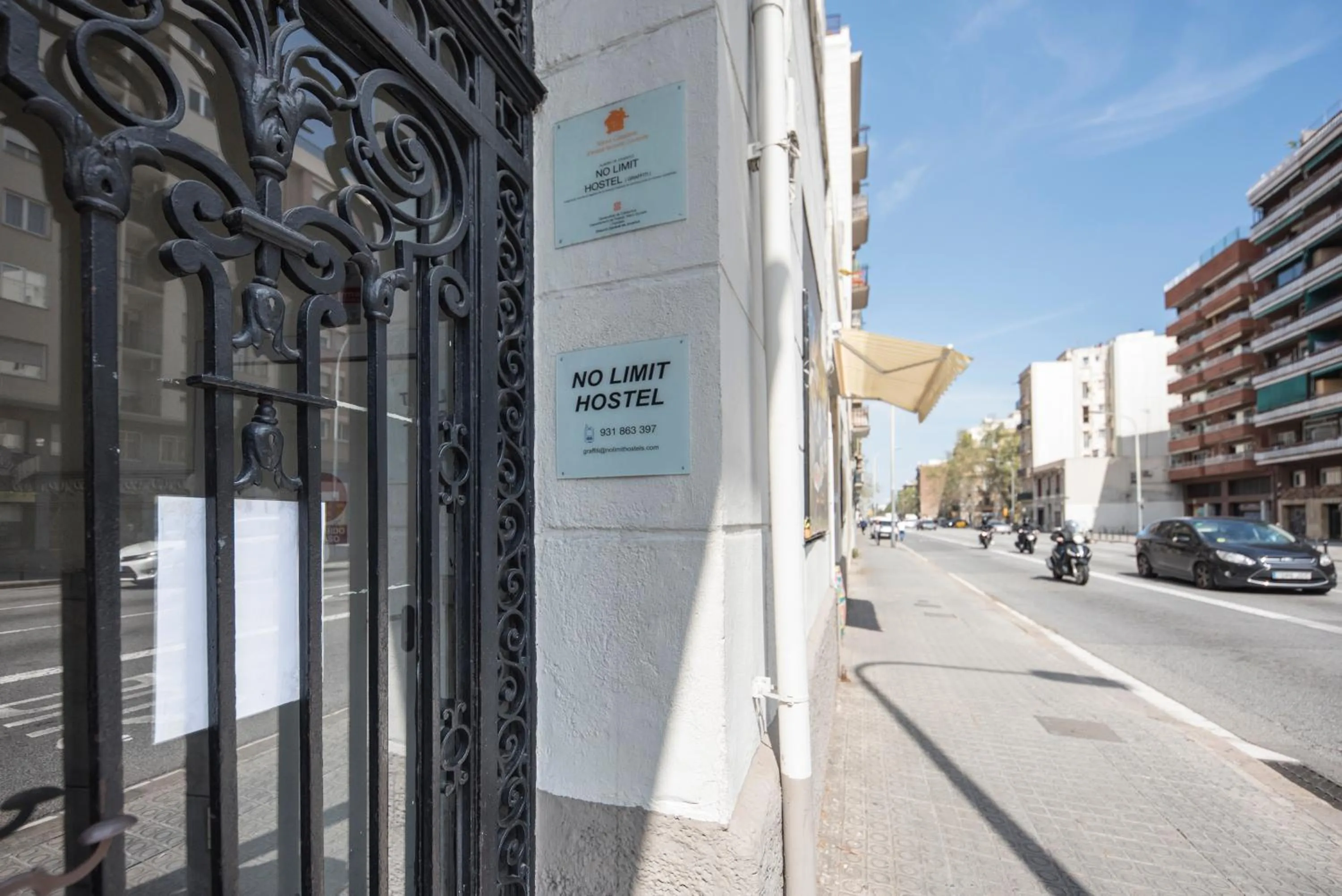 Facade/entrance in No Limit Hostel Graffiti