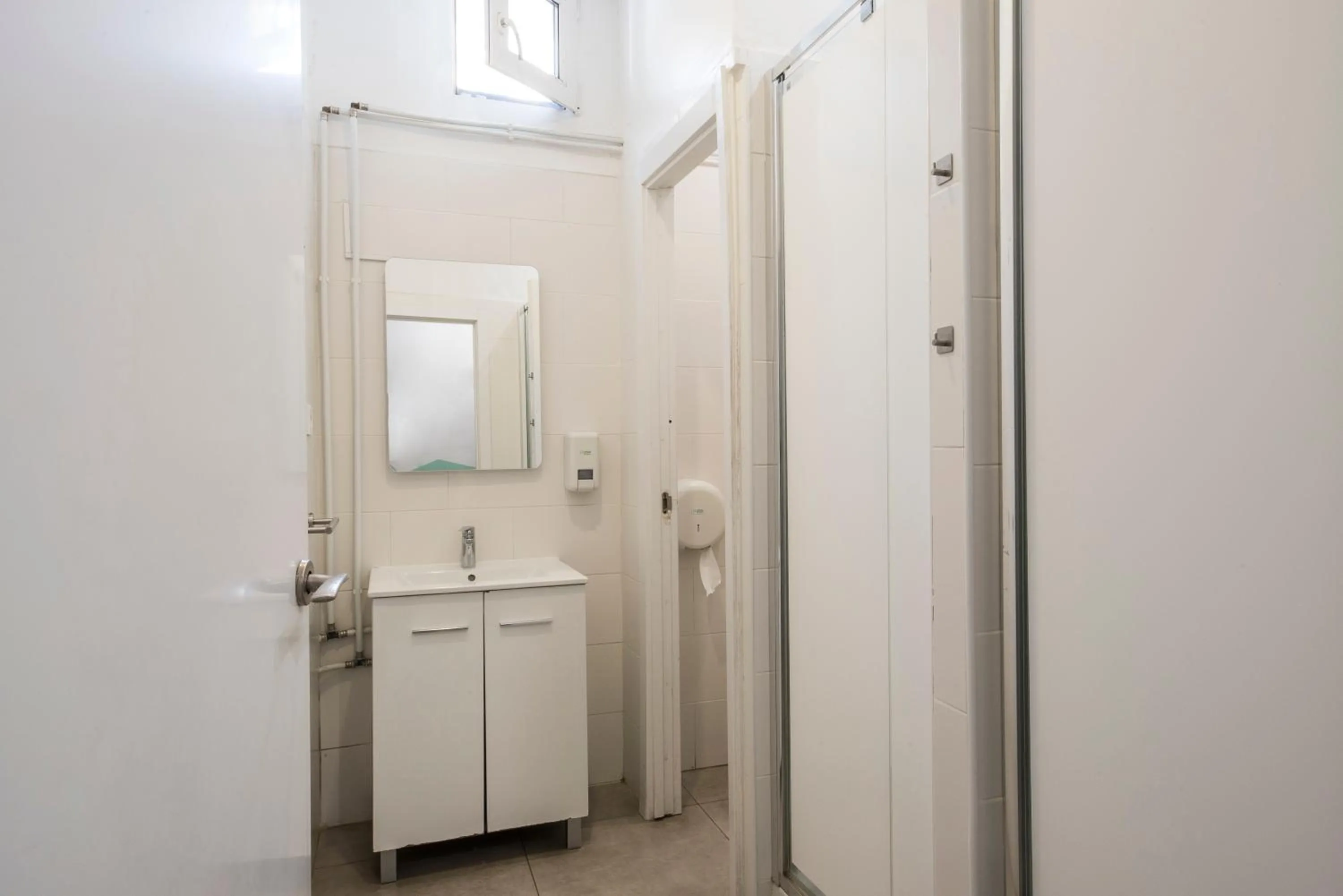 Shower in No Limit Hostel Graffiti