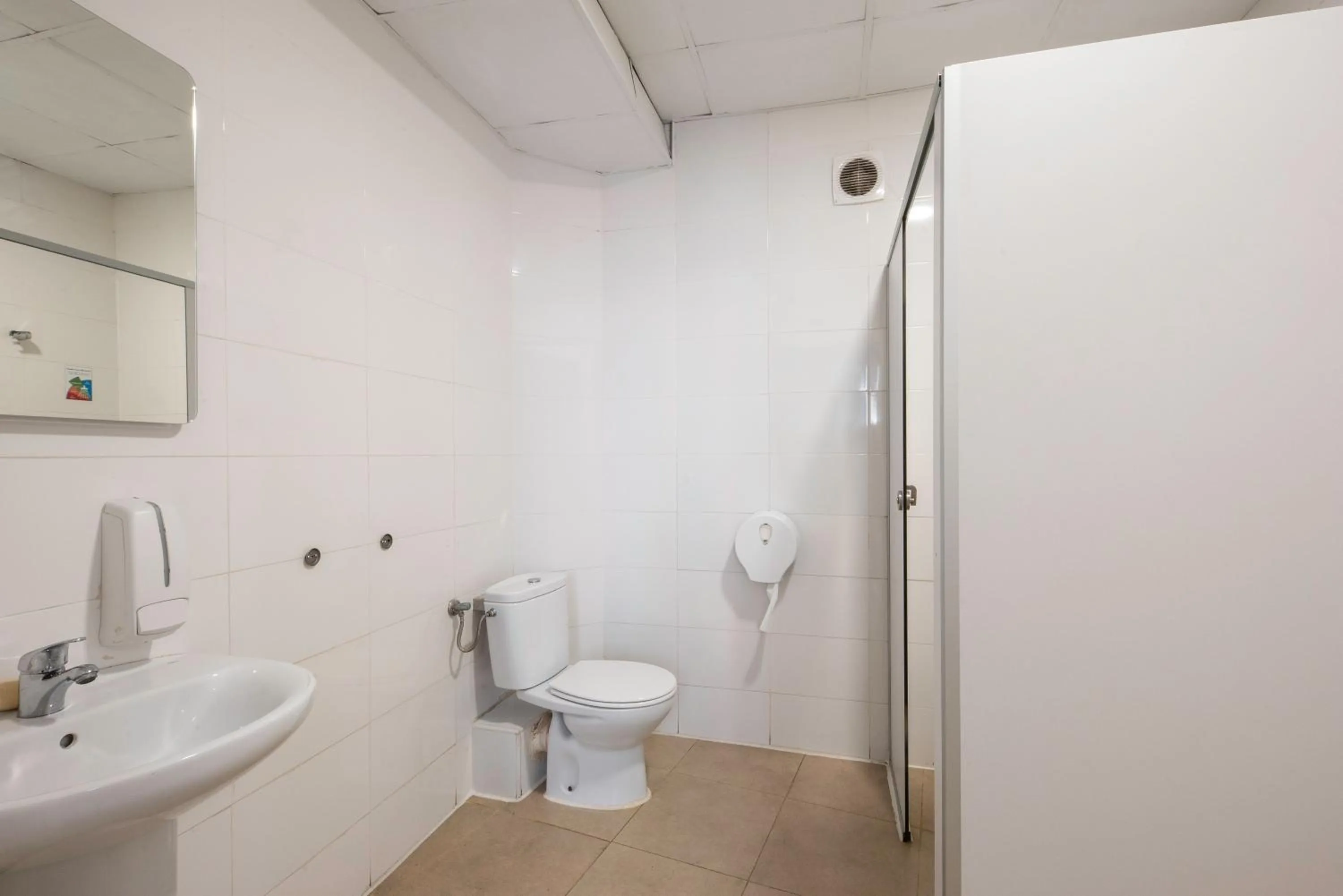 Shower in No Limit Hostel Graffiti