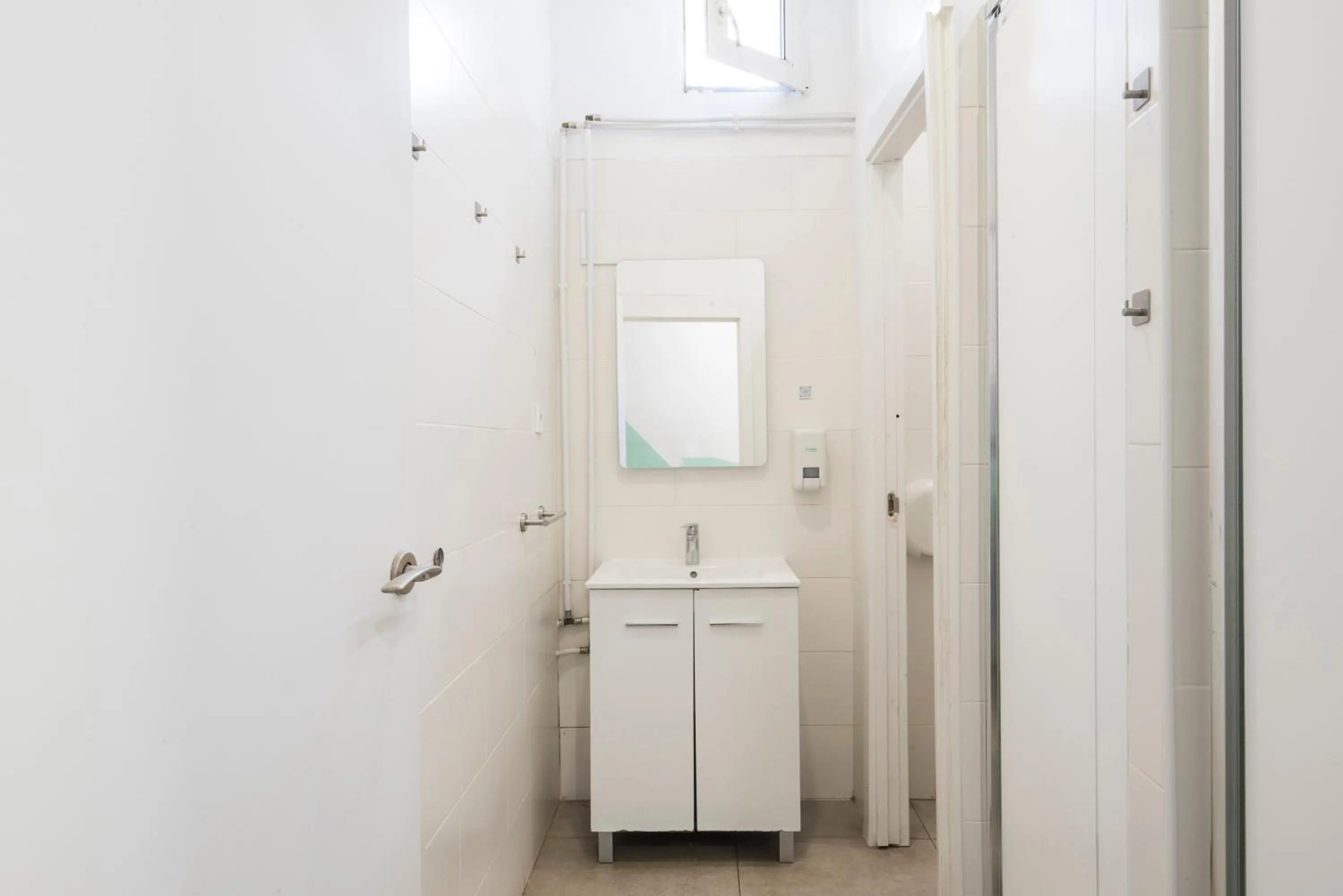 Shower in No Limit Hostel Graffiti