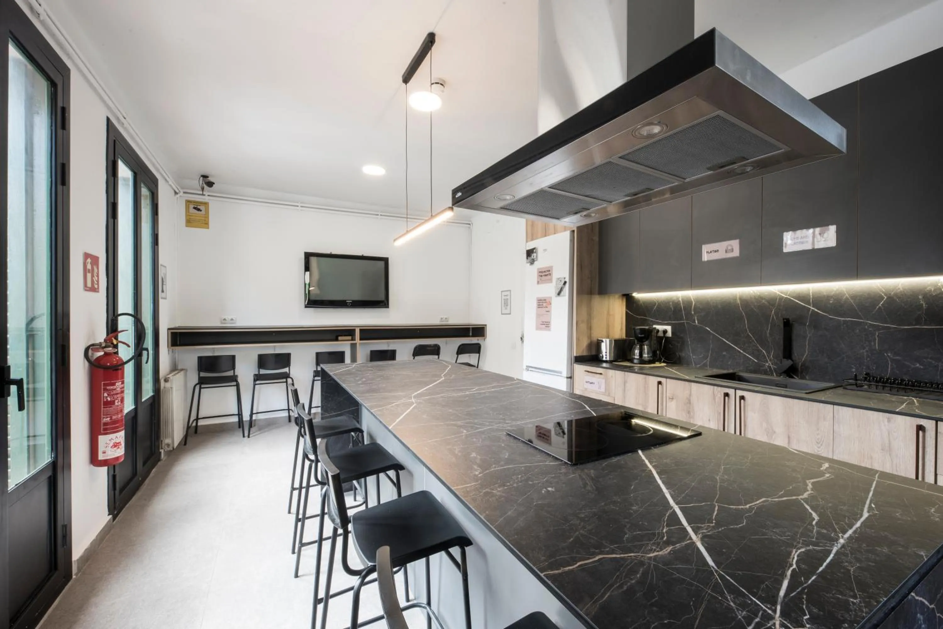 Kitchen or kitchenette in No Limit Hostel Graffiti