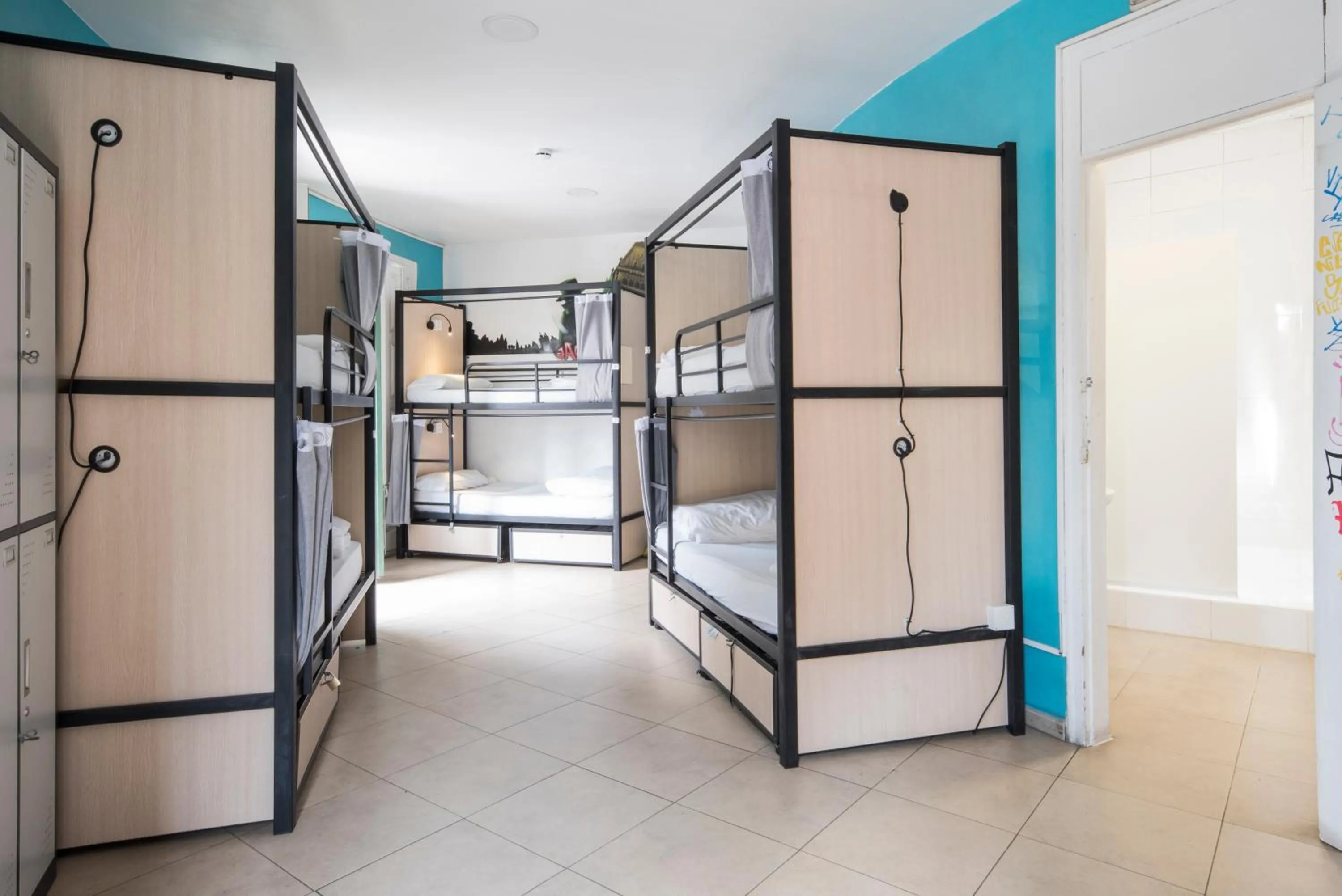 Photo of the whole room, Bed in No Limit Hostel Graffiti