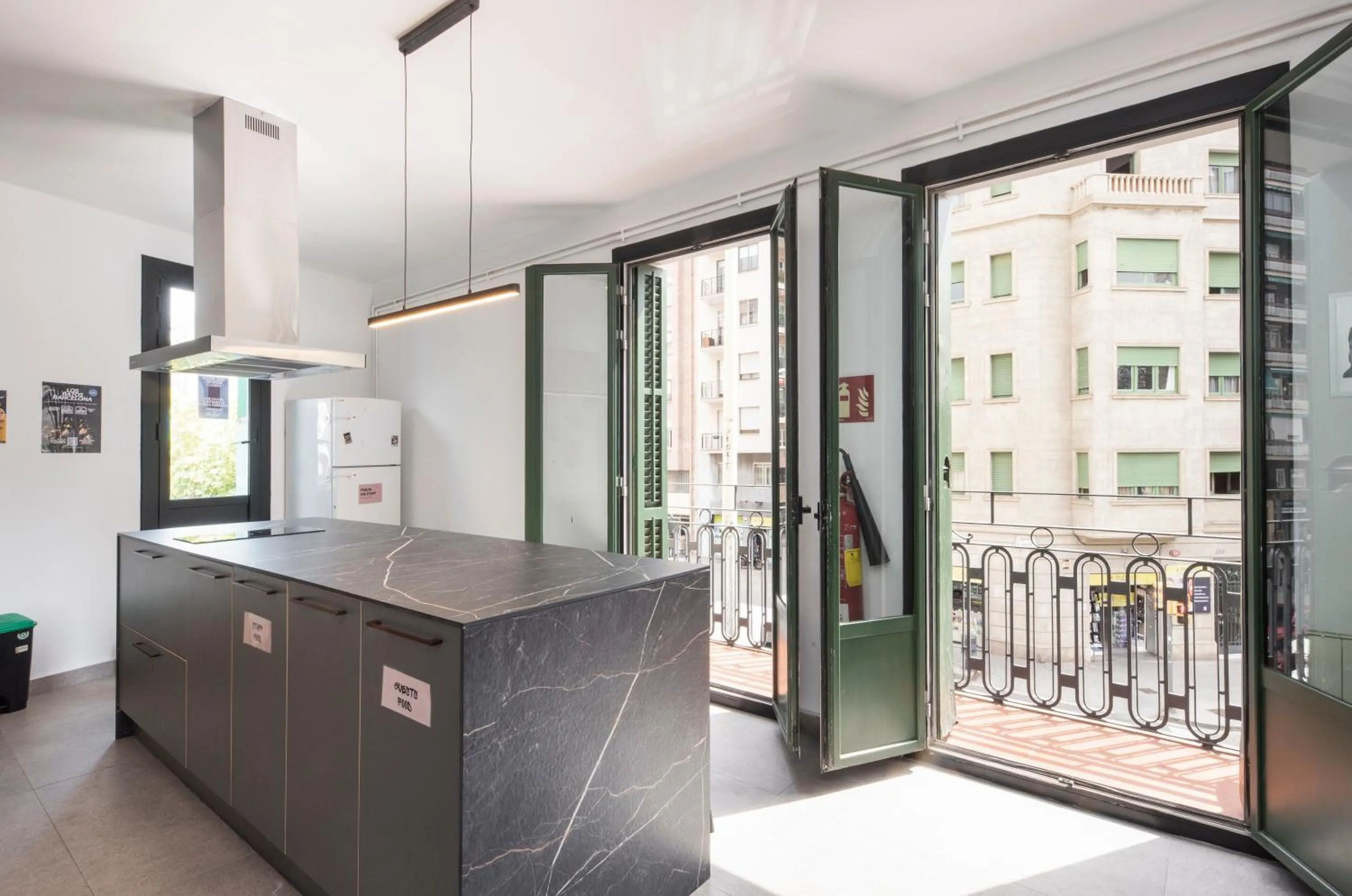 Communal kitchen in No Limit Hostel Graffiti