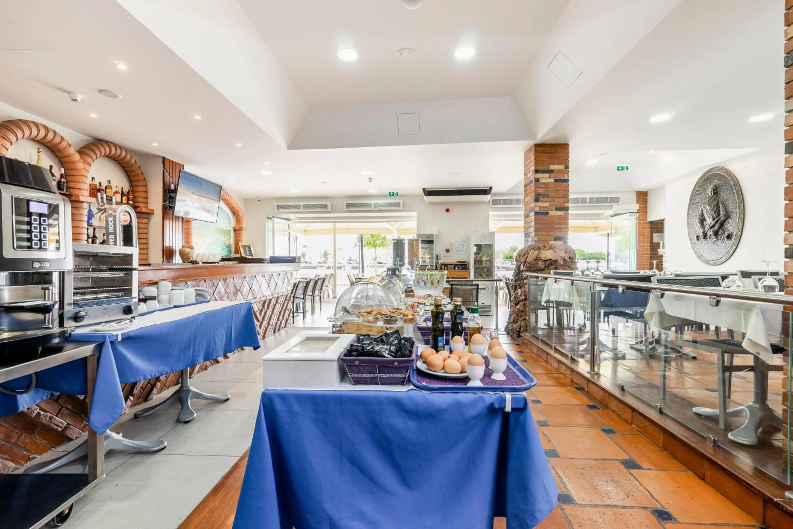 Buffet breakfast in Residencial Mares