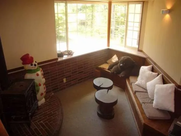 Communal lounge/ TV room in Poetical