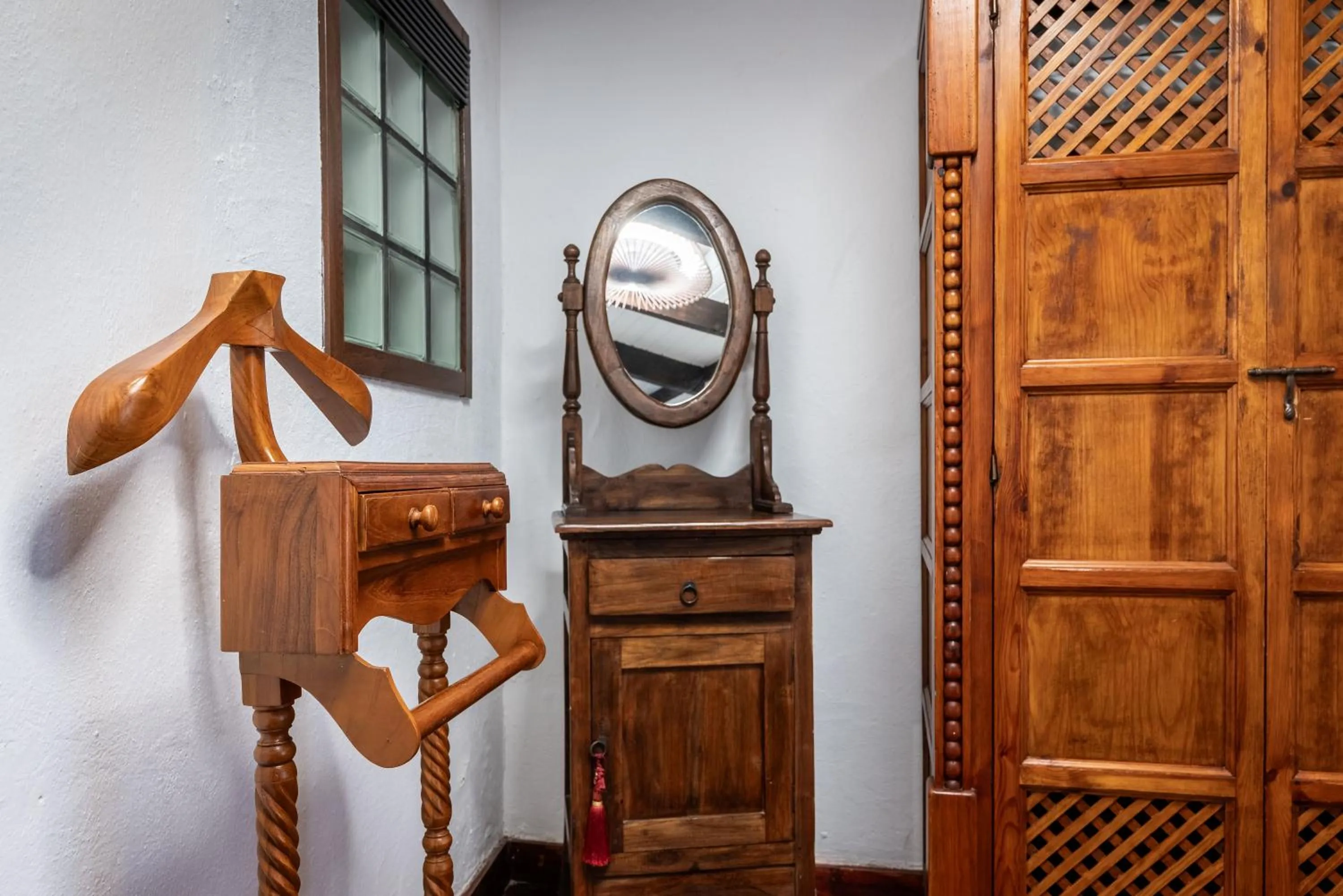 wardrobe in Hotel Rural El Refugio - Solo Adultos