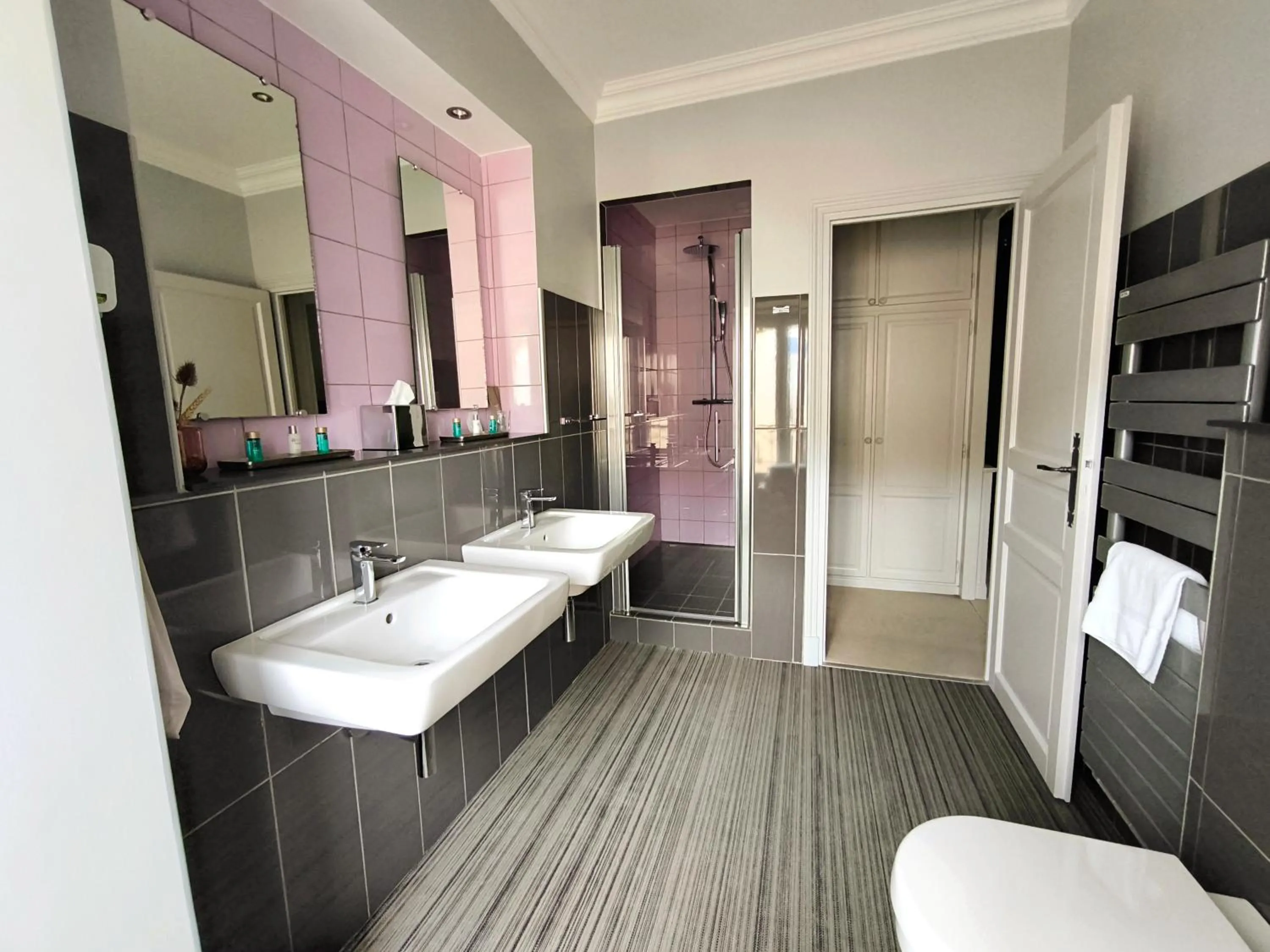 Bathroom in Hôtel Château de Didonne