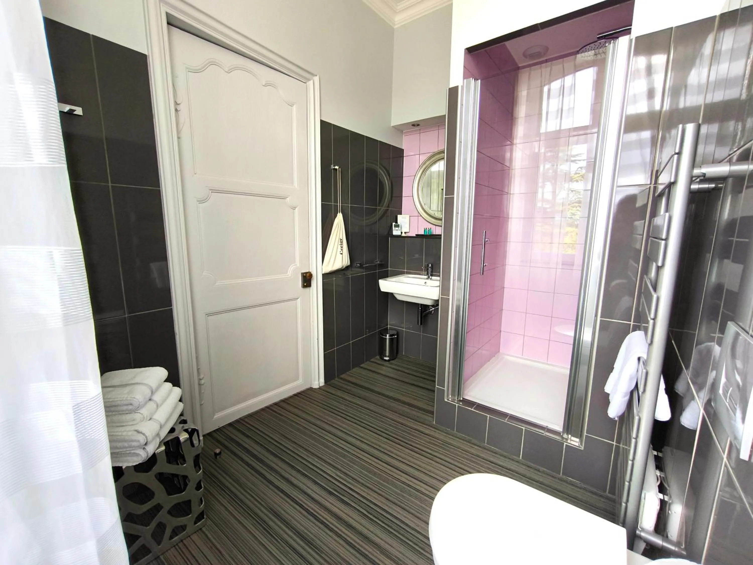 Shower in Hôtel Château de Didonne