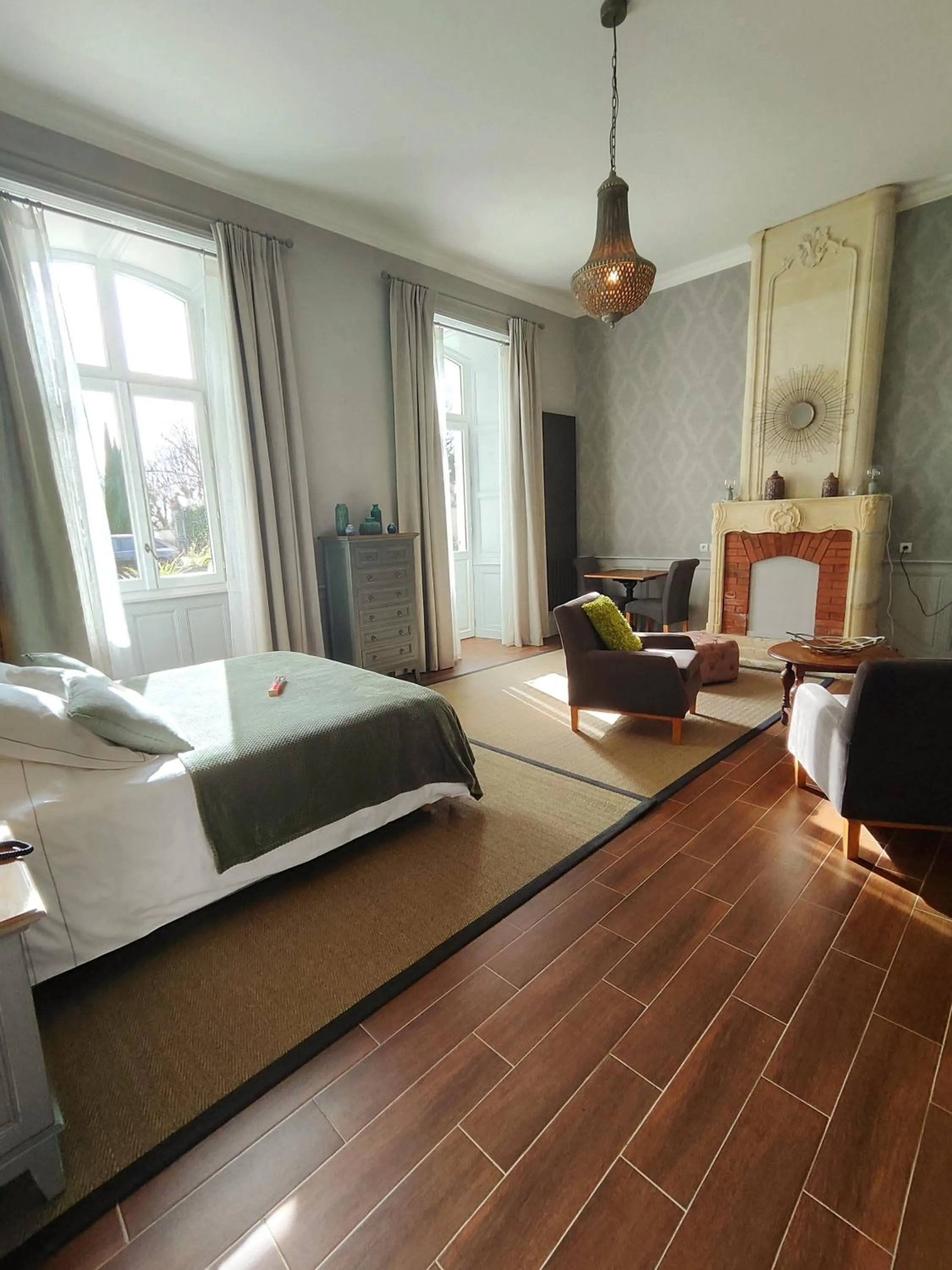 Photo of the whole room in Hôtel Château de Didonne