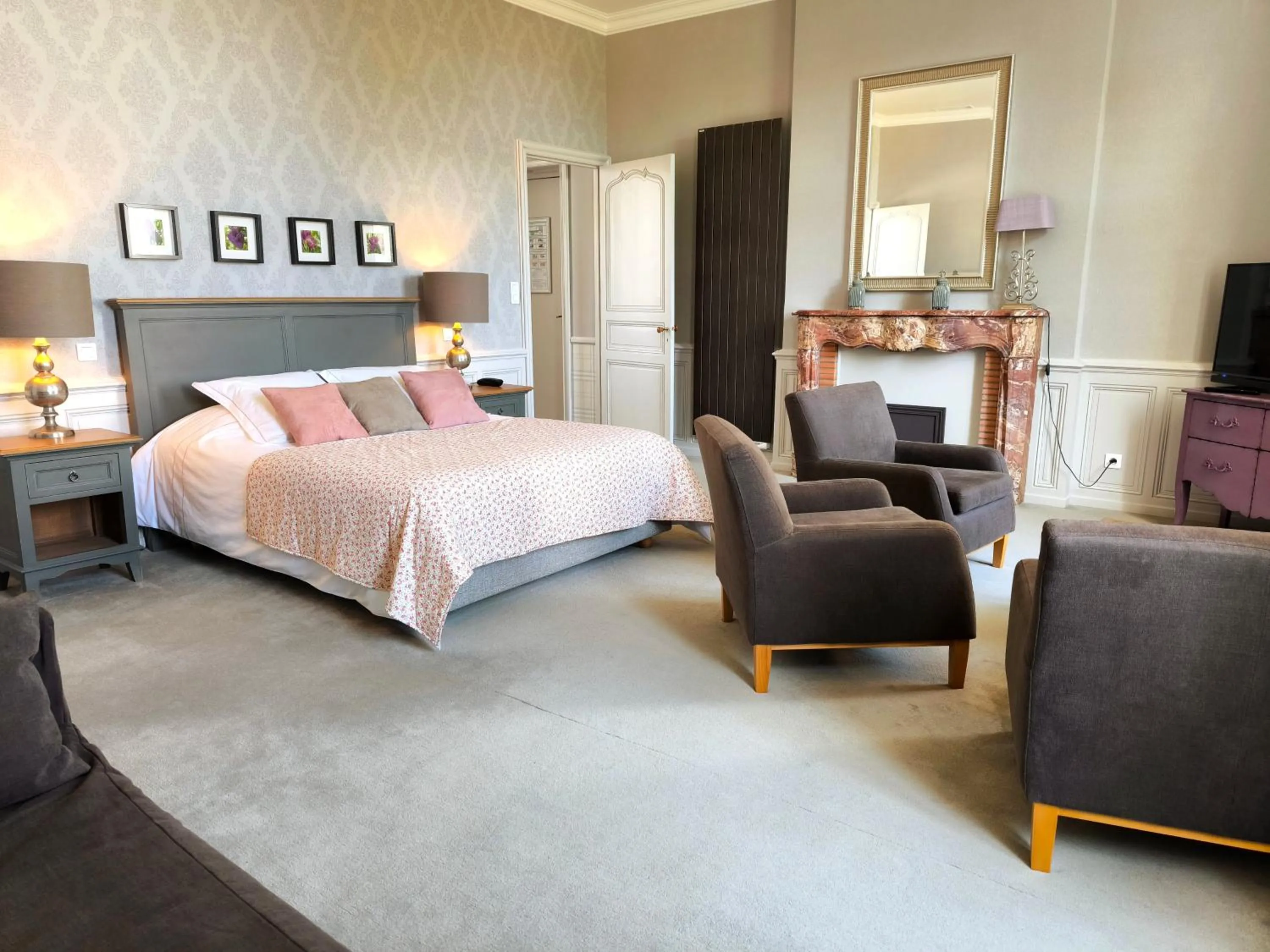 Photo of the whole room, Bed in Hôtel Château de Didonne