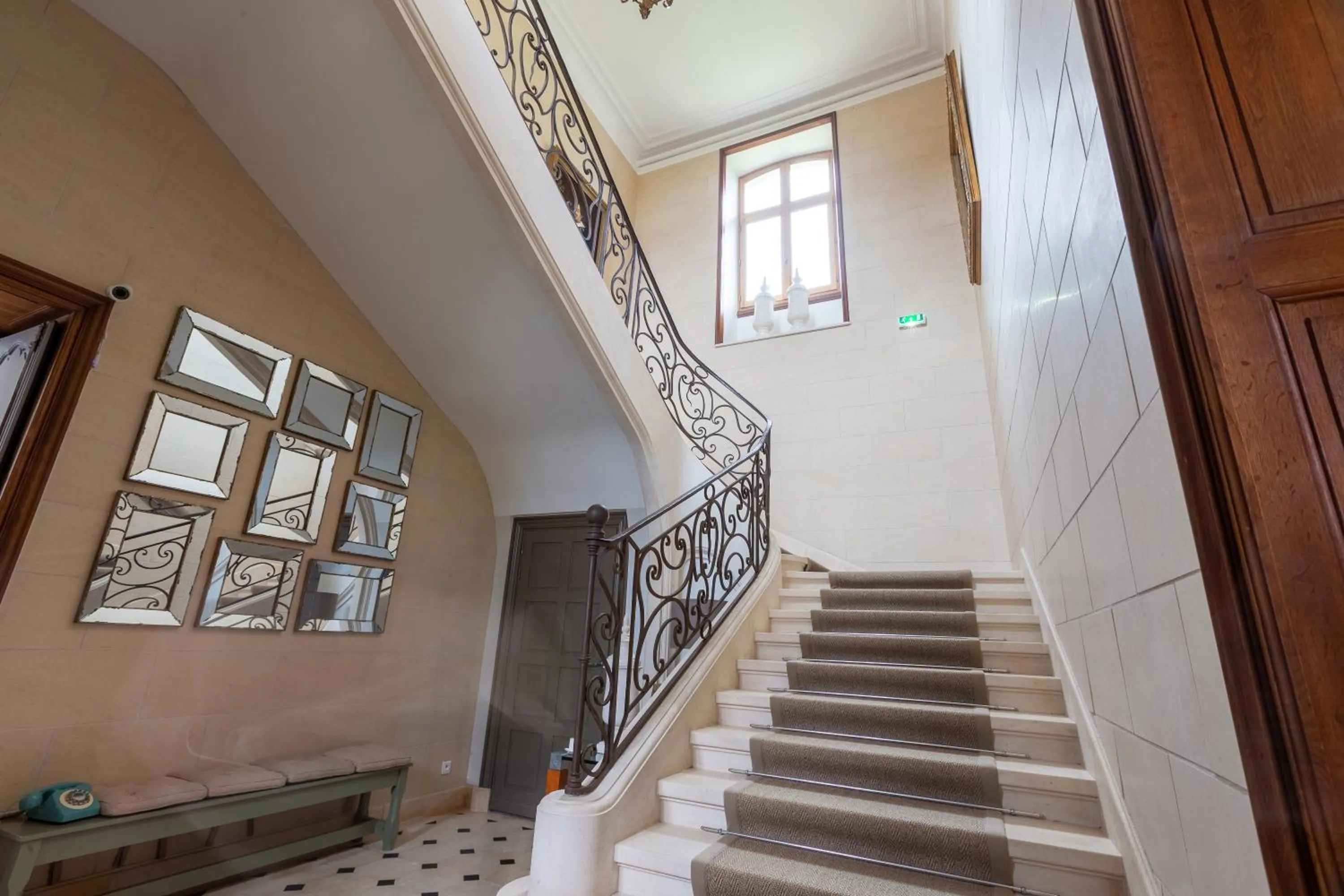 Lobby or reception in Hôtel Château de Didonne