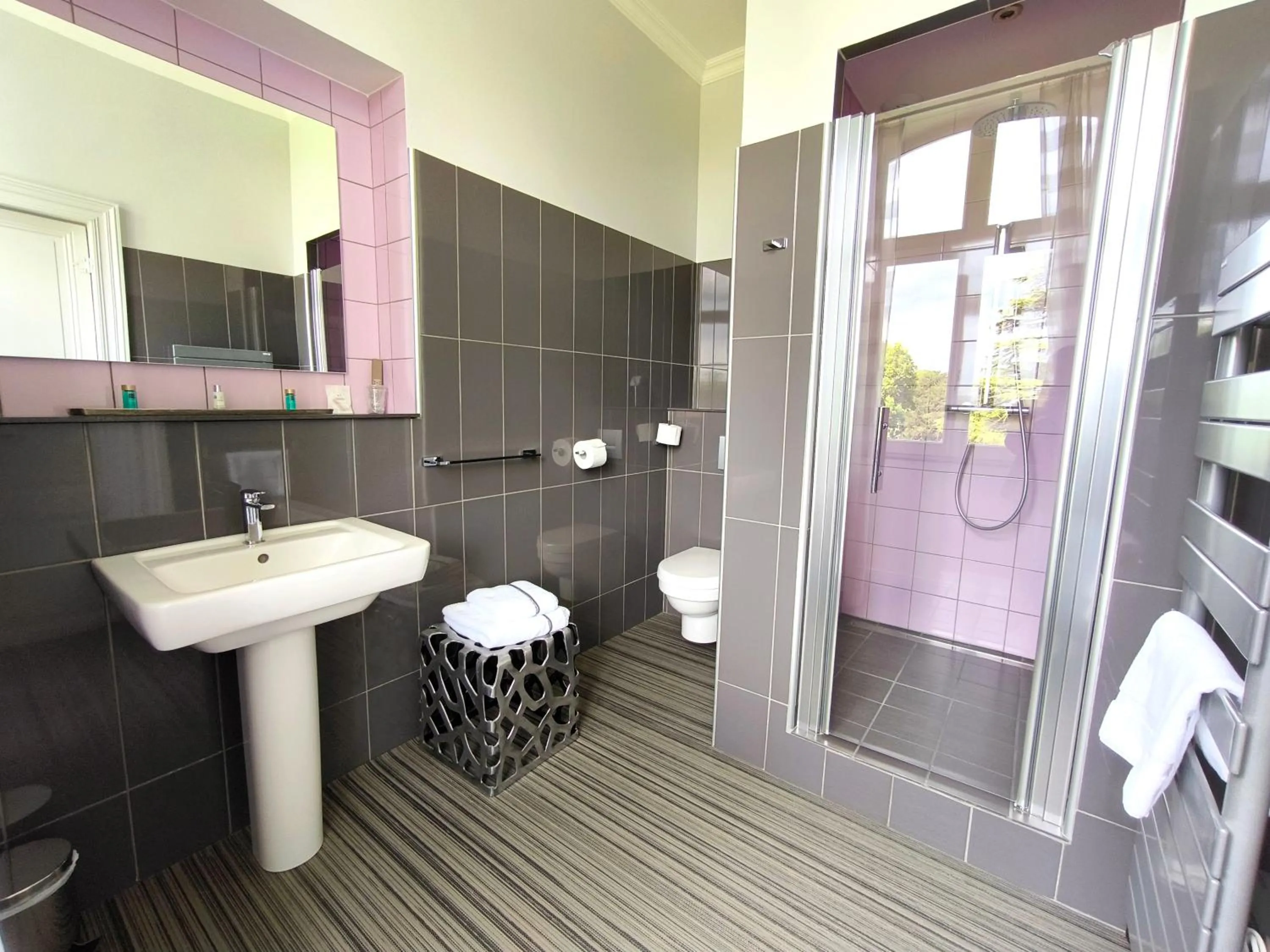 Bathroom in Hôtel Château de Didonne