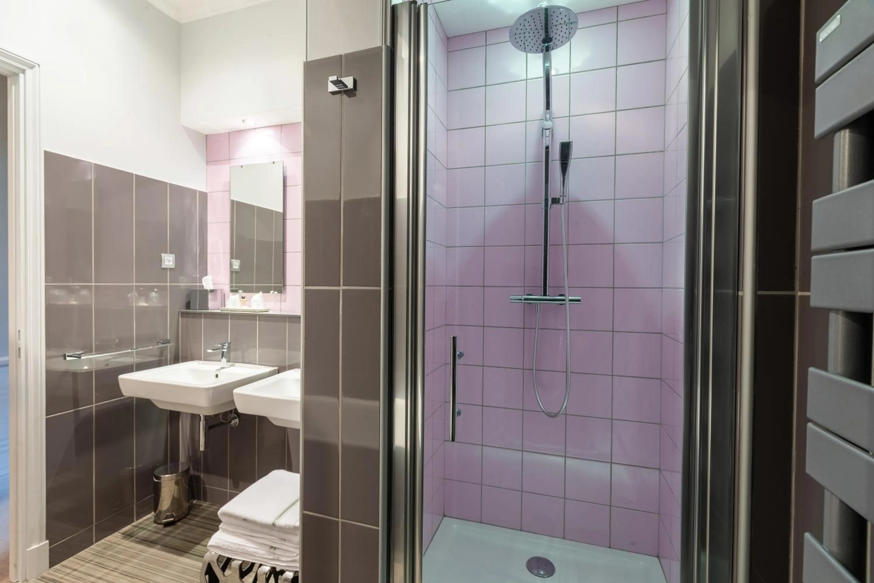Shower in Hôtel Château de Didonne