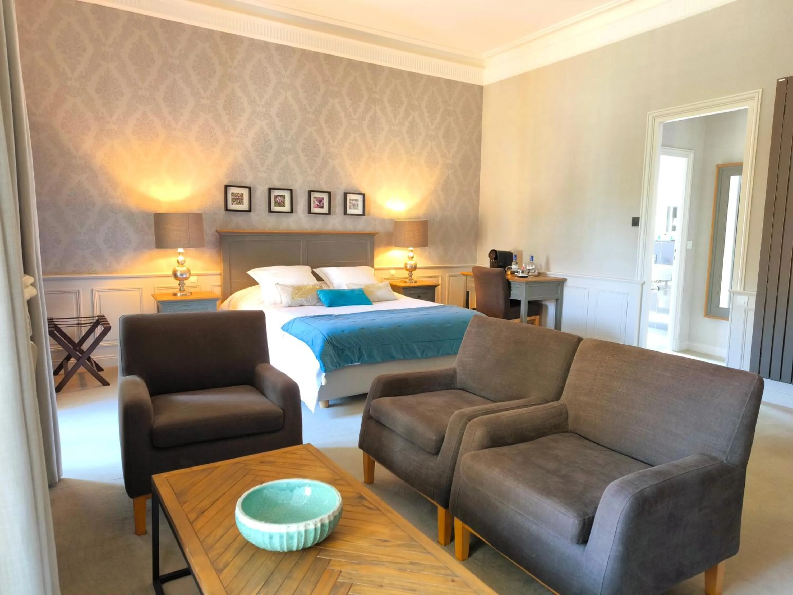 Photo of the whole room, Bed in Hôtel Château de Didonne
