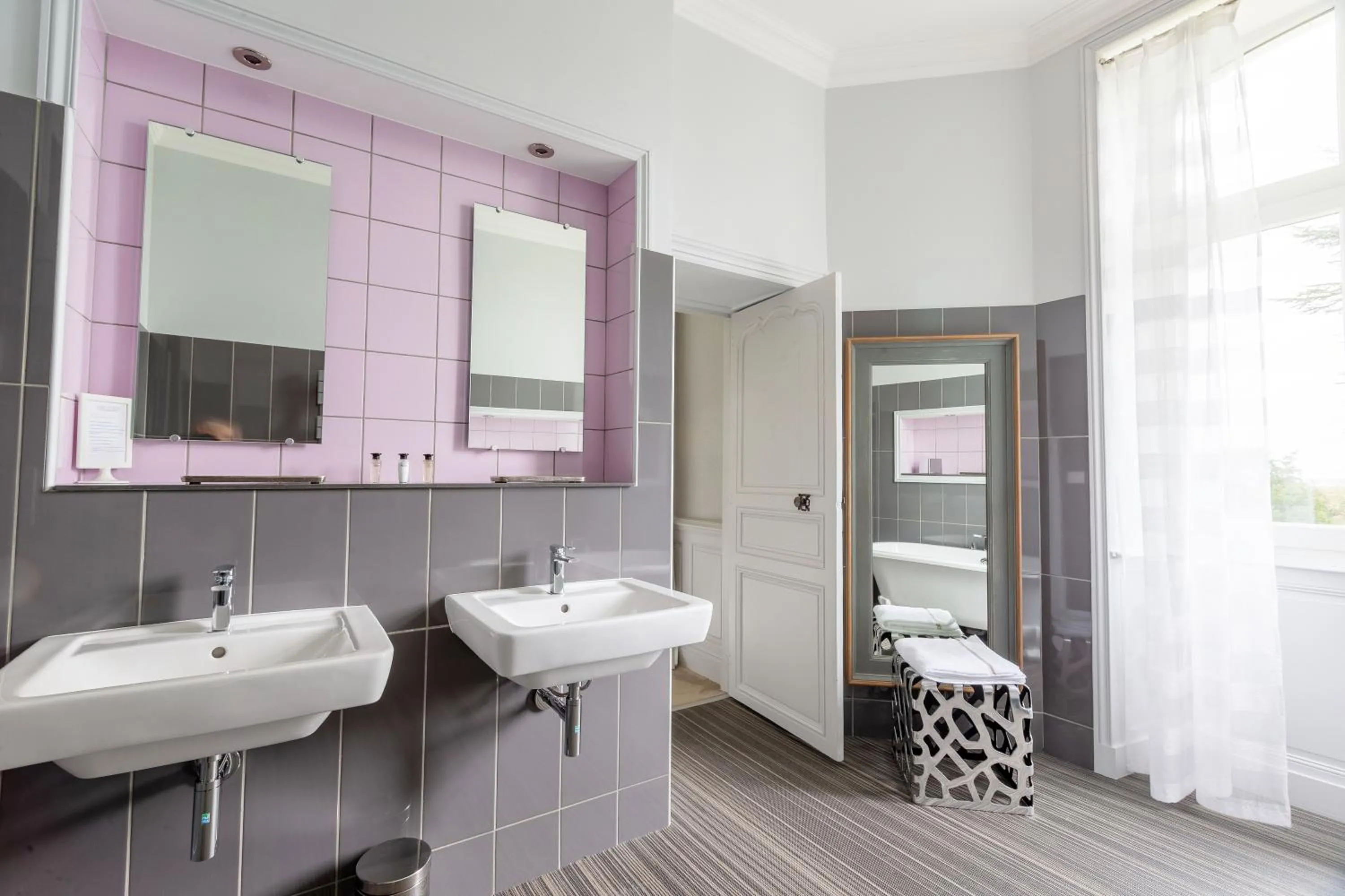 Bathroom in Hôtel Château de Didonne