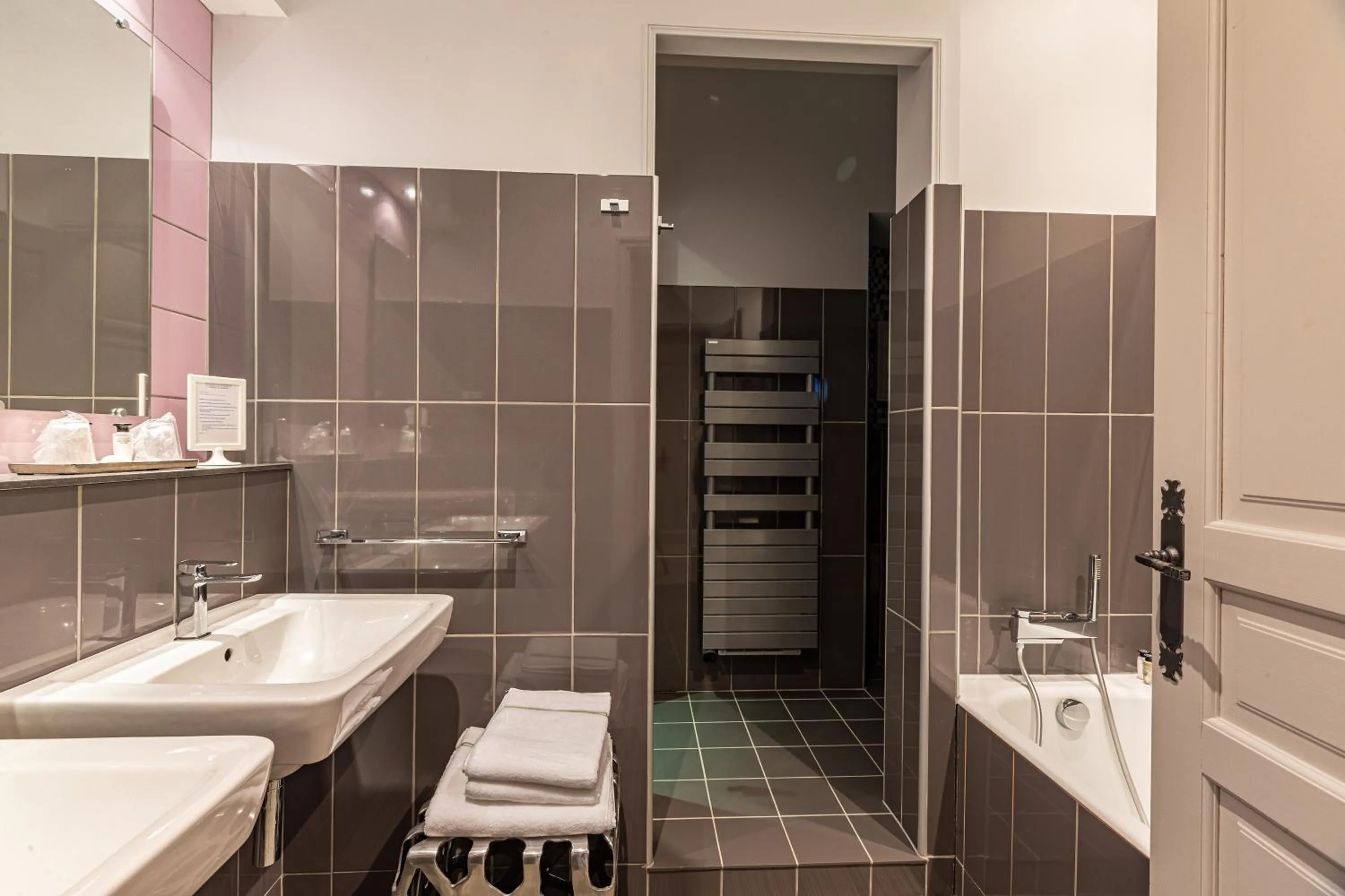 Shower in Hôtel Château de Didonne