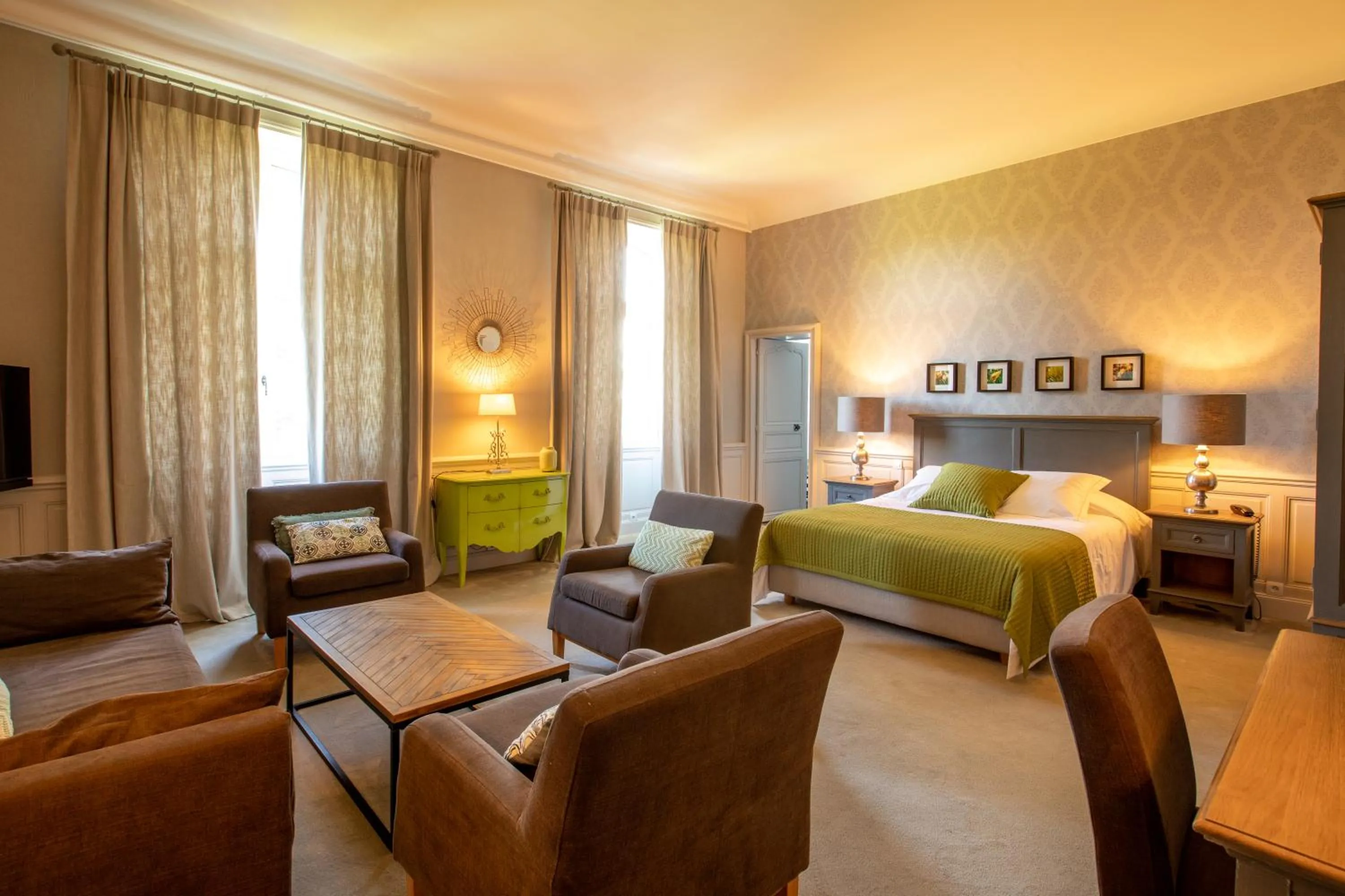 Photo of the whole room, Bed in Hôtel Château de Didonne