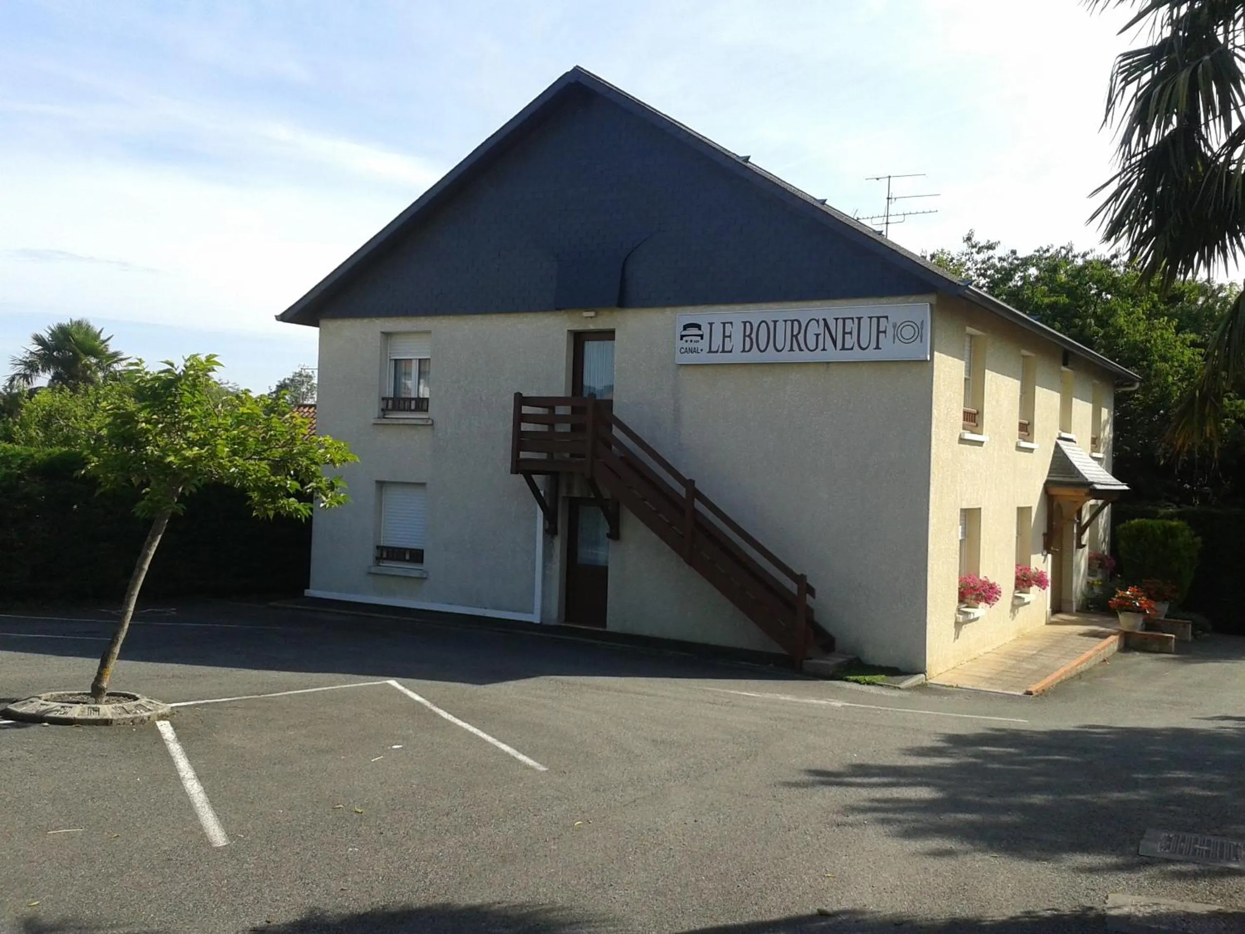 Property building in Hotel Restaurant Le Bourgneuf
