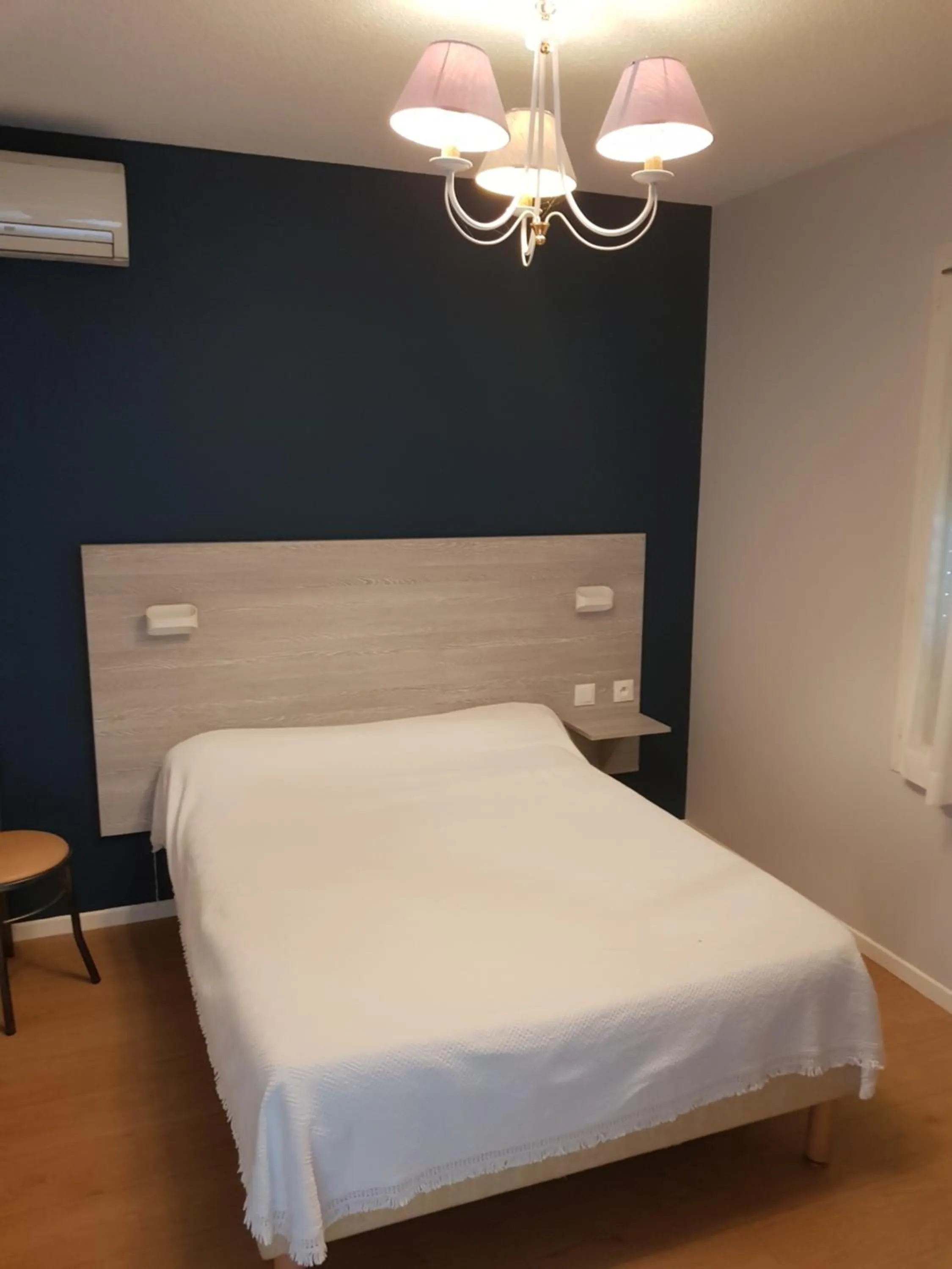 Bed in Hotel Restaurant Le Bourgneuf