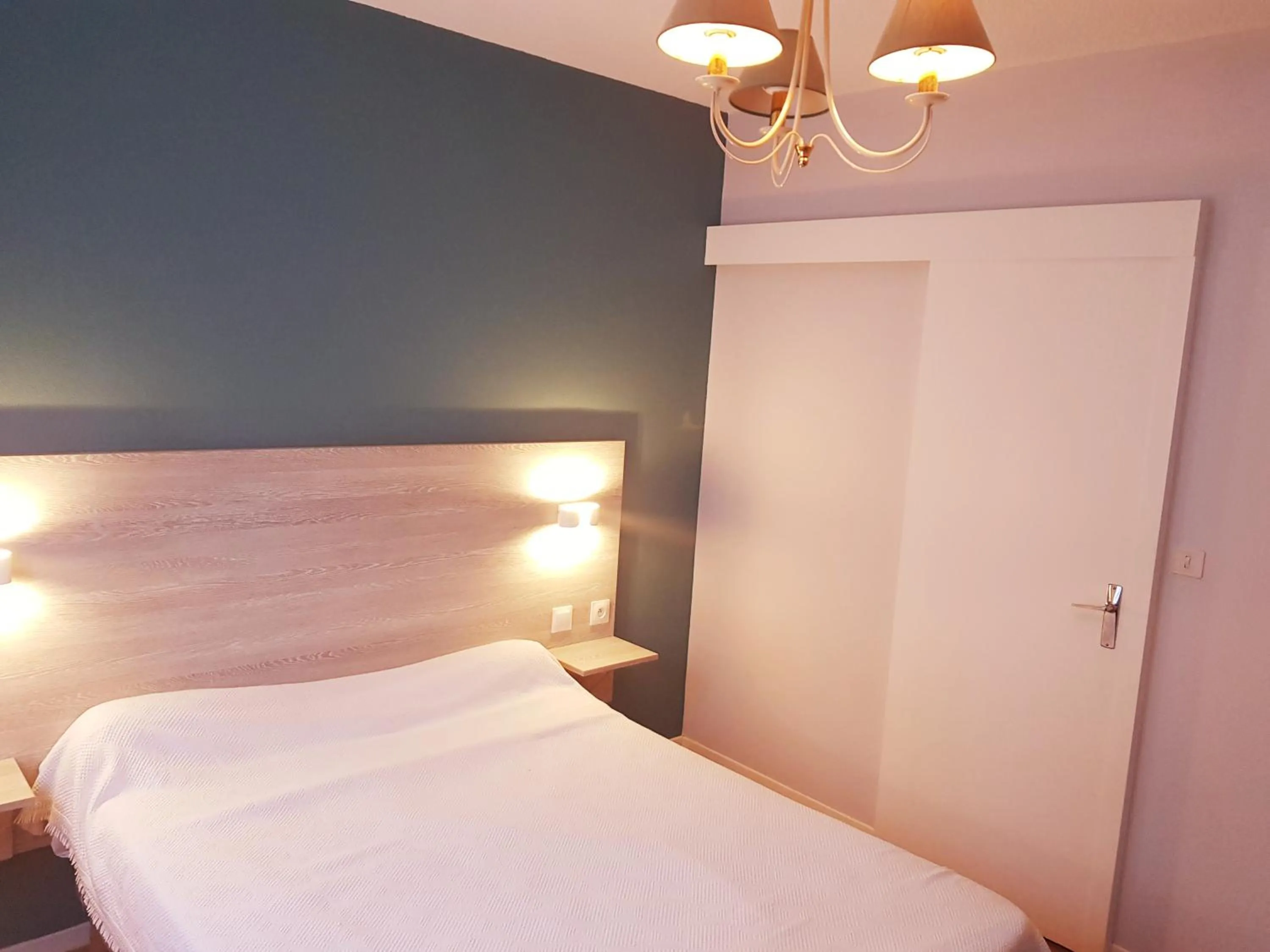 Bed in Hotel Restaurant Le Bourgneuf